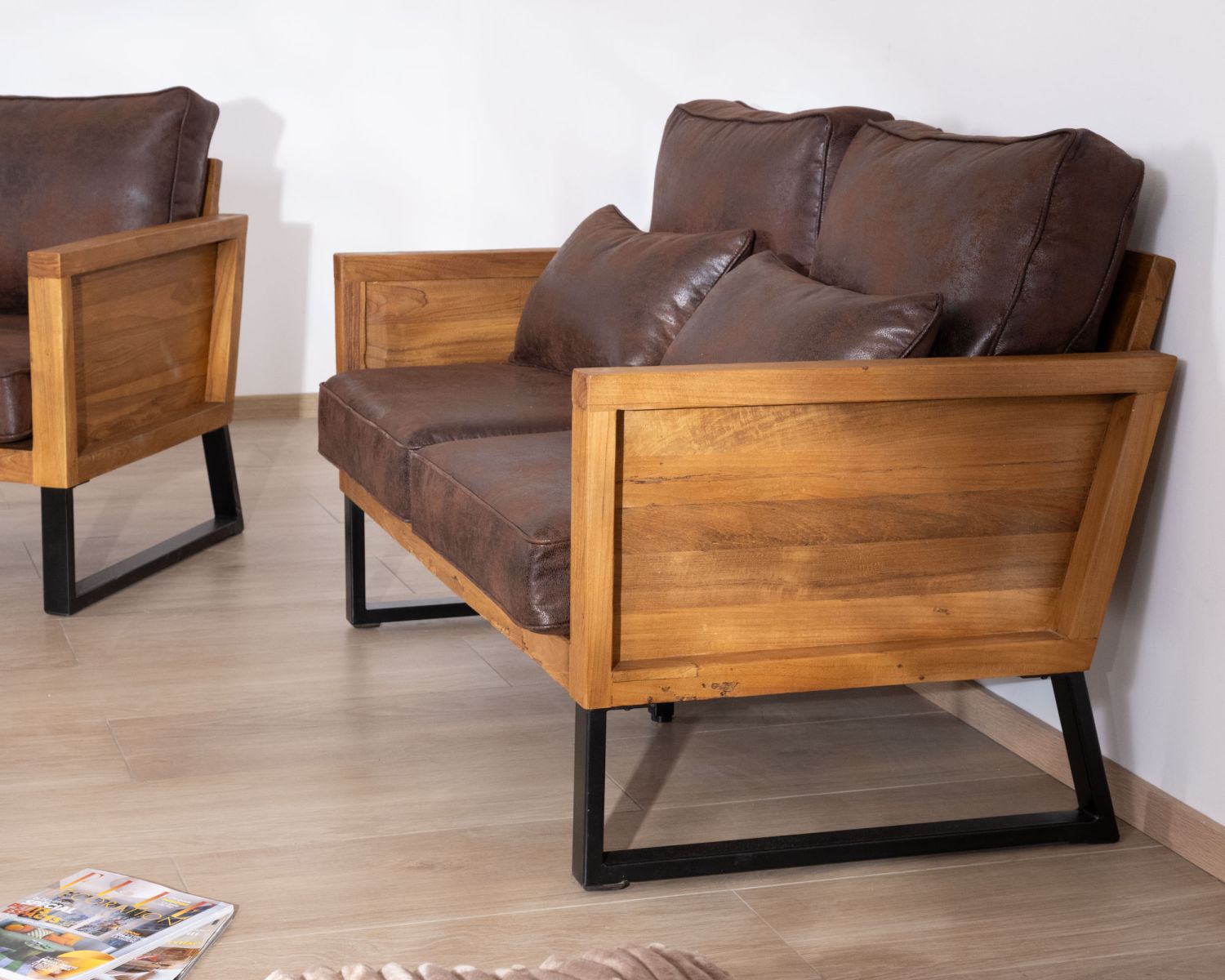 Divano a 2 posti "Roster" in legno di teak e tessuto in similpelle avana