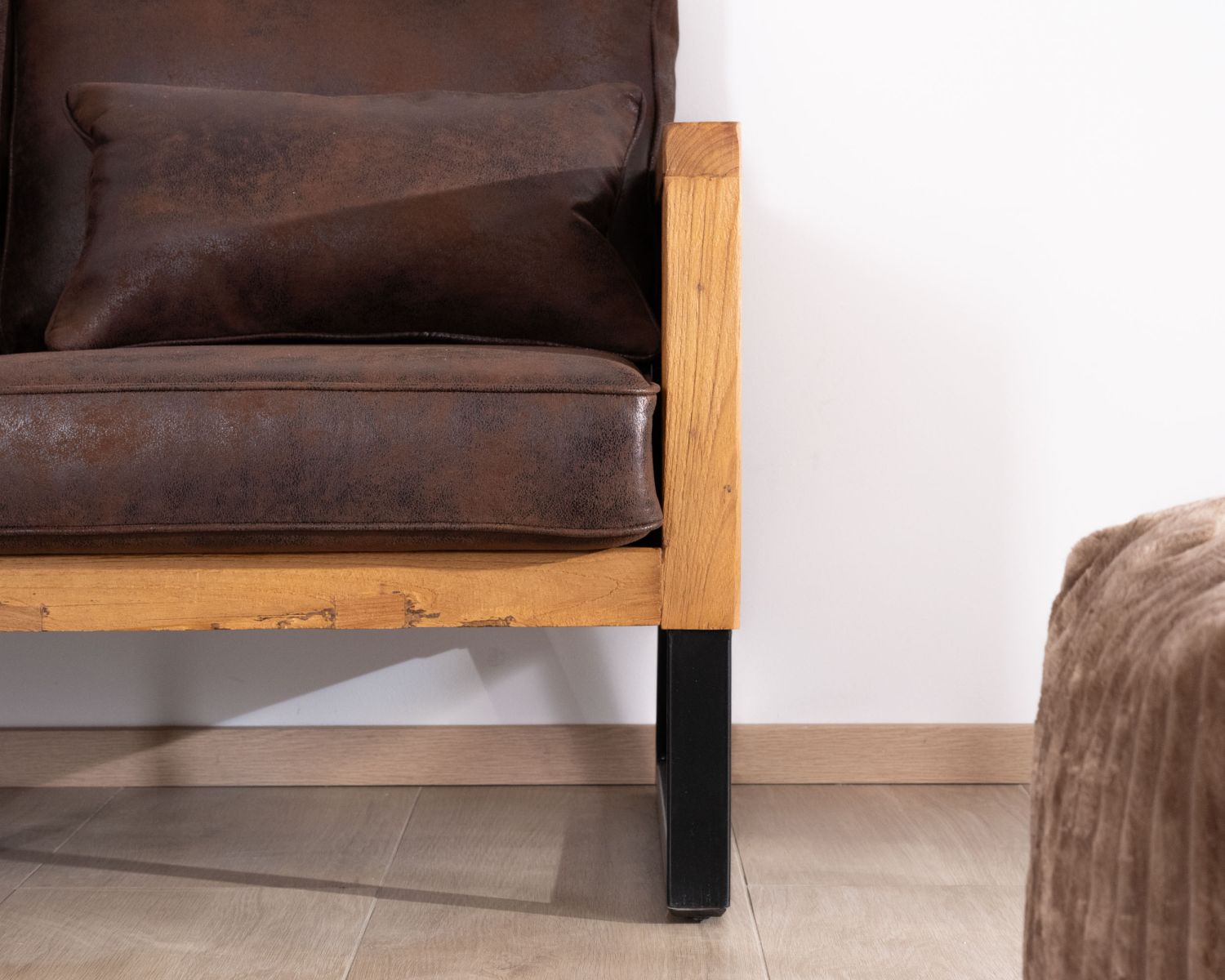 Divano a 2 posti "Roster" in legno di teak e tessuto in similpelle avana