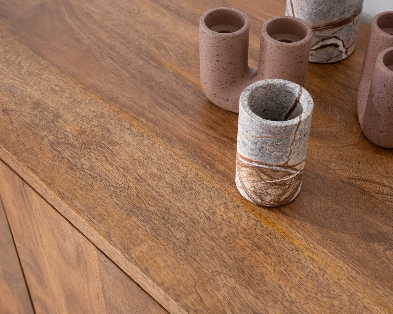 Mobiletto "Kahiko" in mango scuro con ante e cassetti, 120 cm