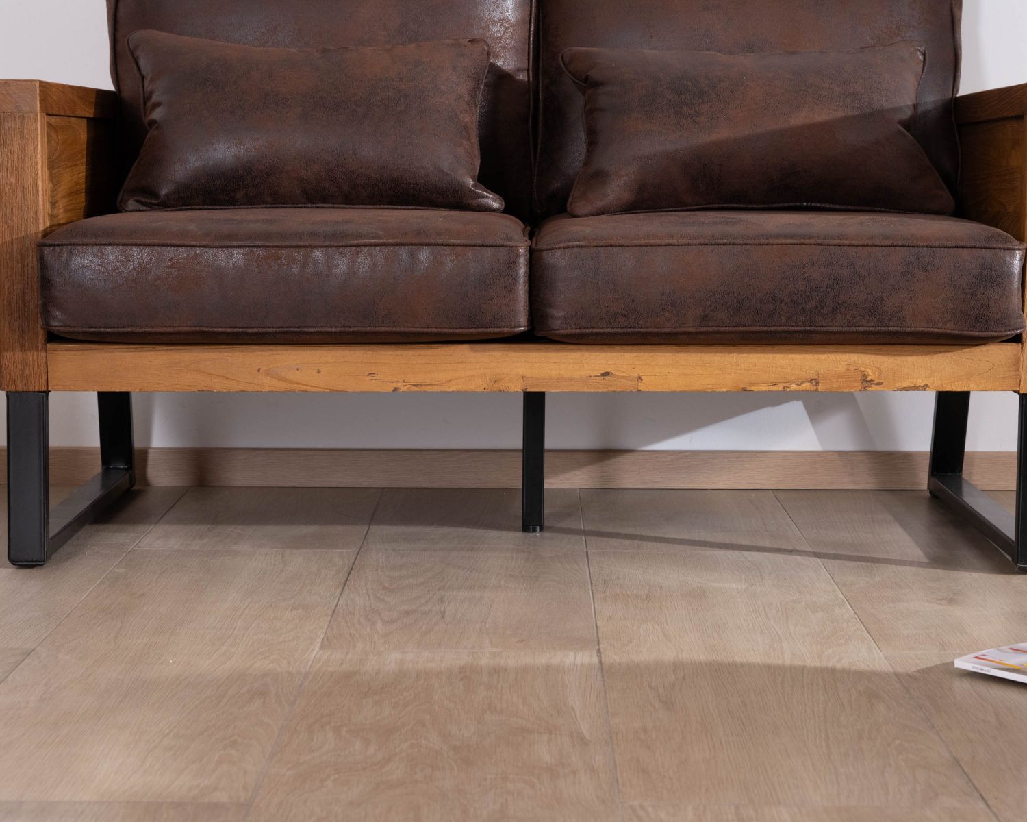 Divano a 2 posti "Roster" in legno di teak e tessuto in similpelle avana