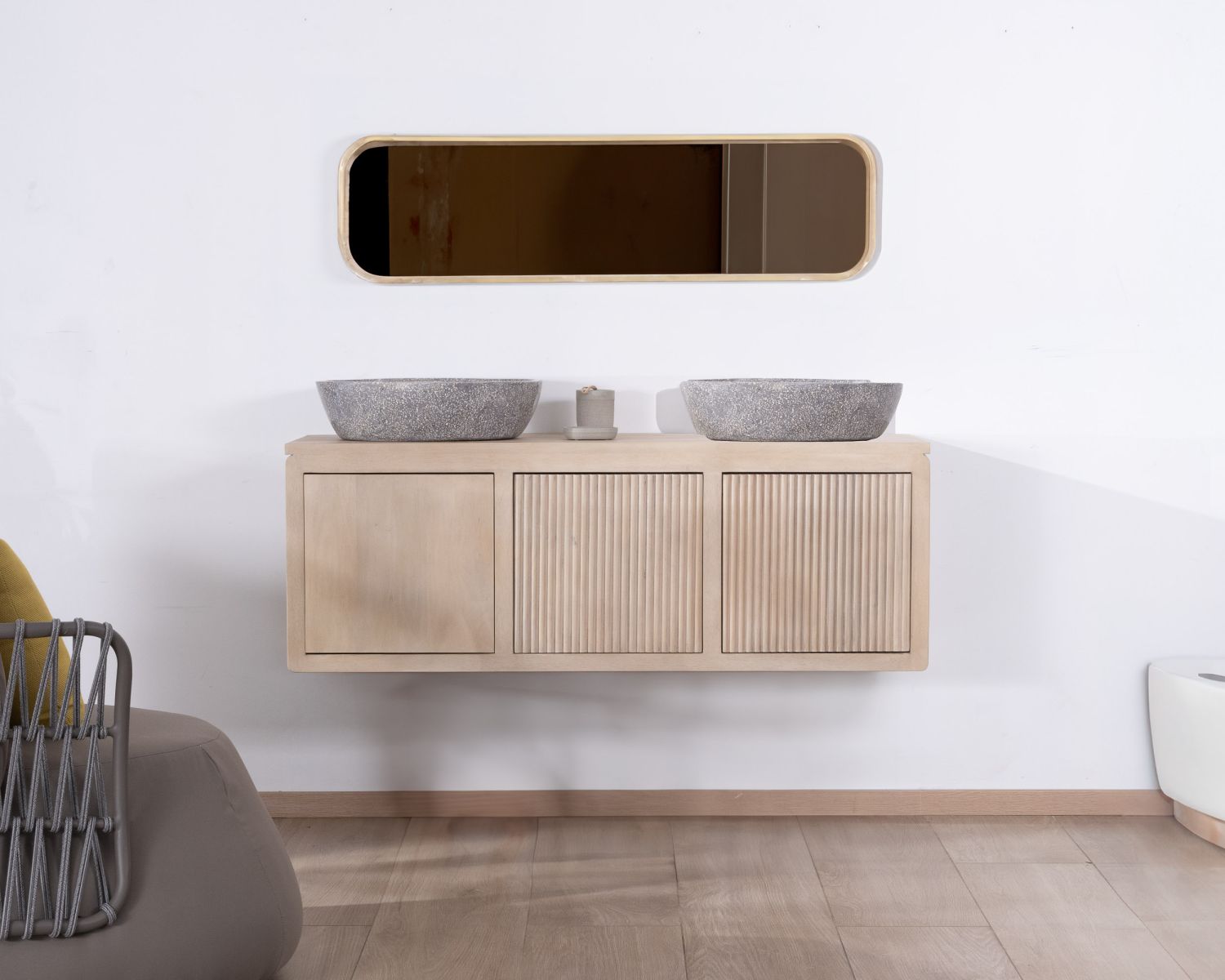 Mobiletto sospeso "Nani" da 140 cm in mango sbiancato con frontali bi-testurizzati