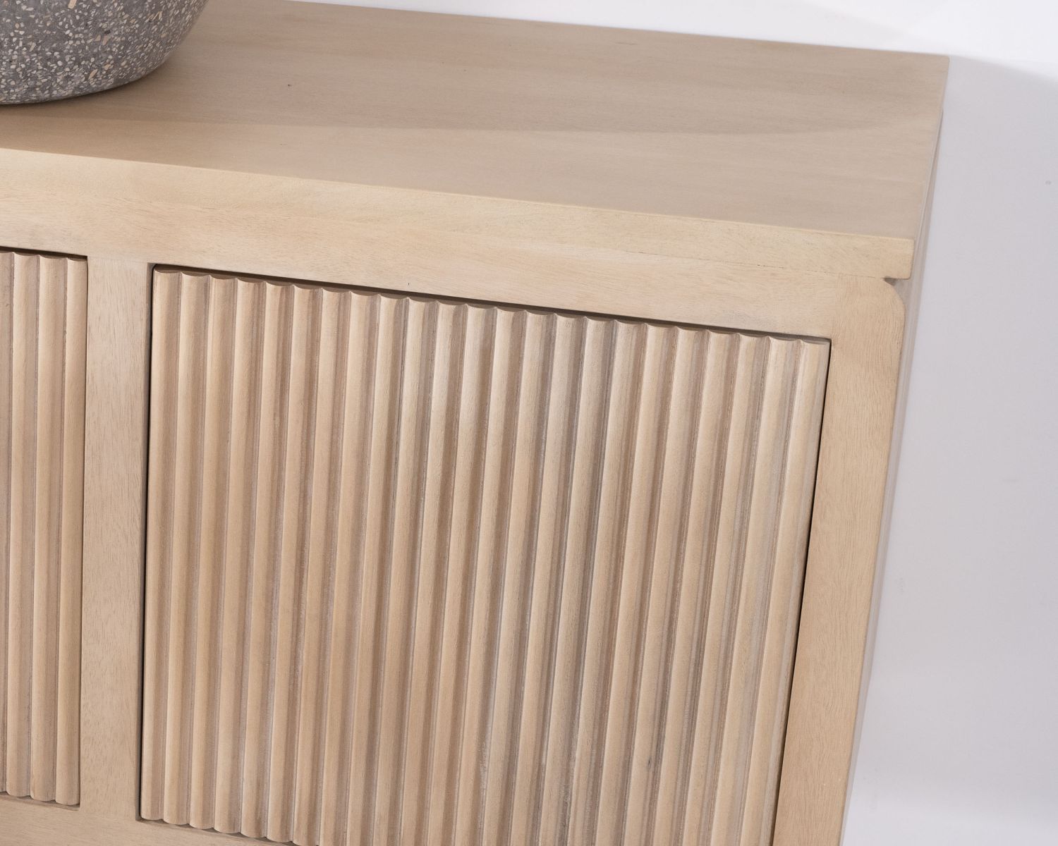 Mobiletto sospeso "Nani" da 140 cm in mango sbiancato con frontali bi-testurizzati