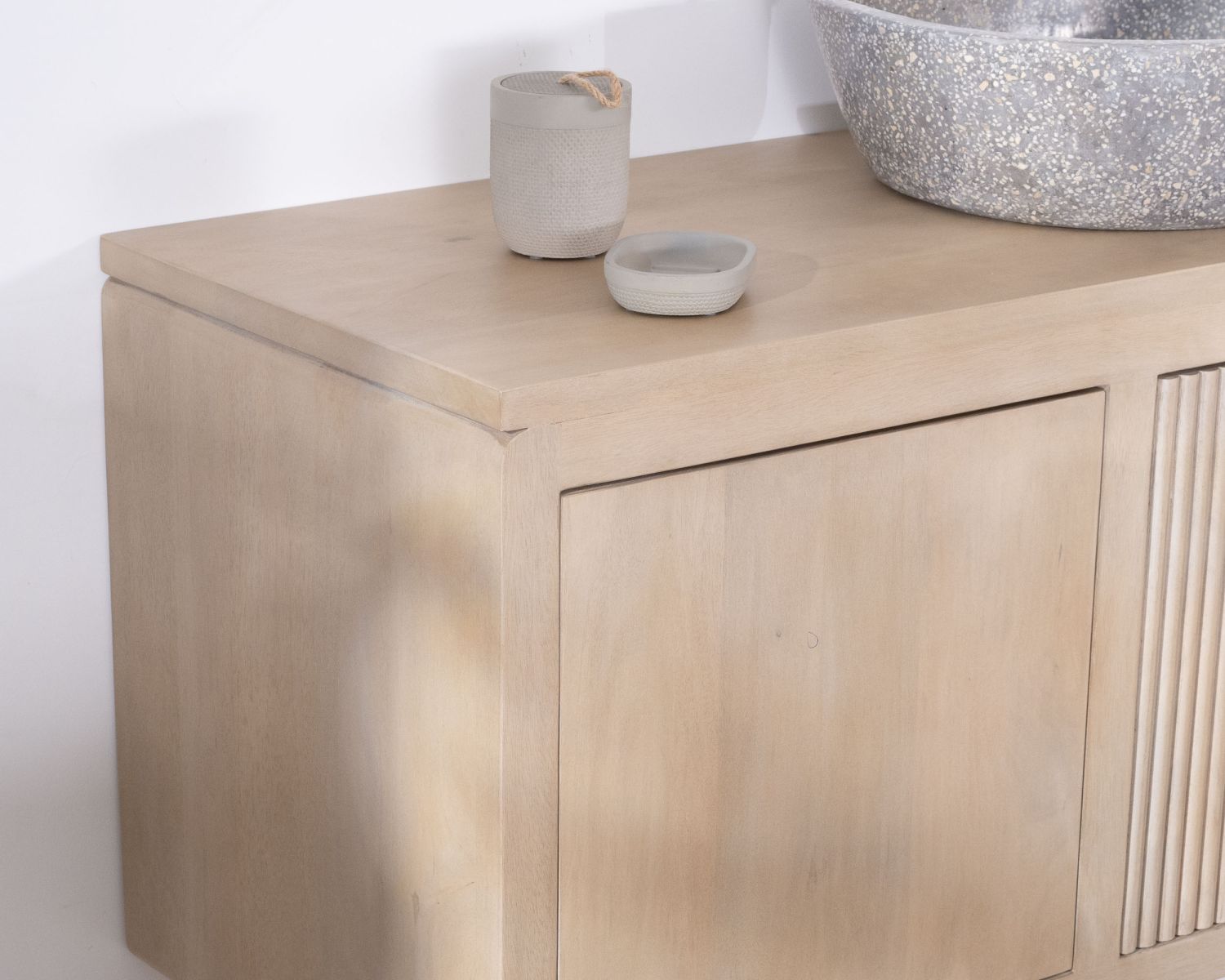 Mobiletto sospeso "Nani" da 140 cm in mango sbiancato con frontali bi-testurizzati