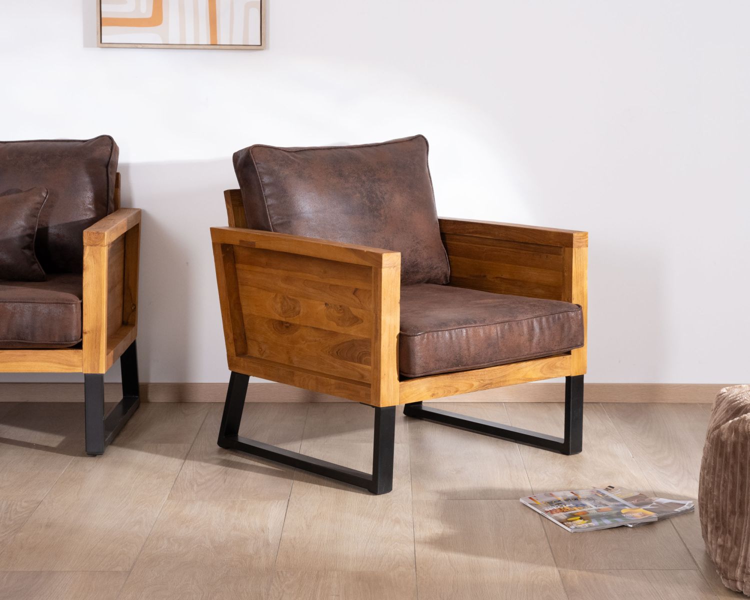 Poltrona club "Roster" in teak e tessuto effetto pelle