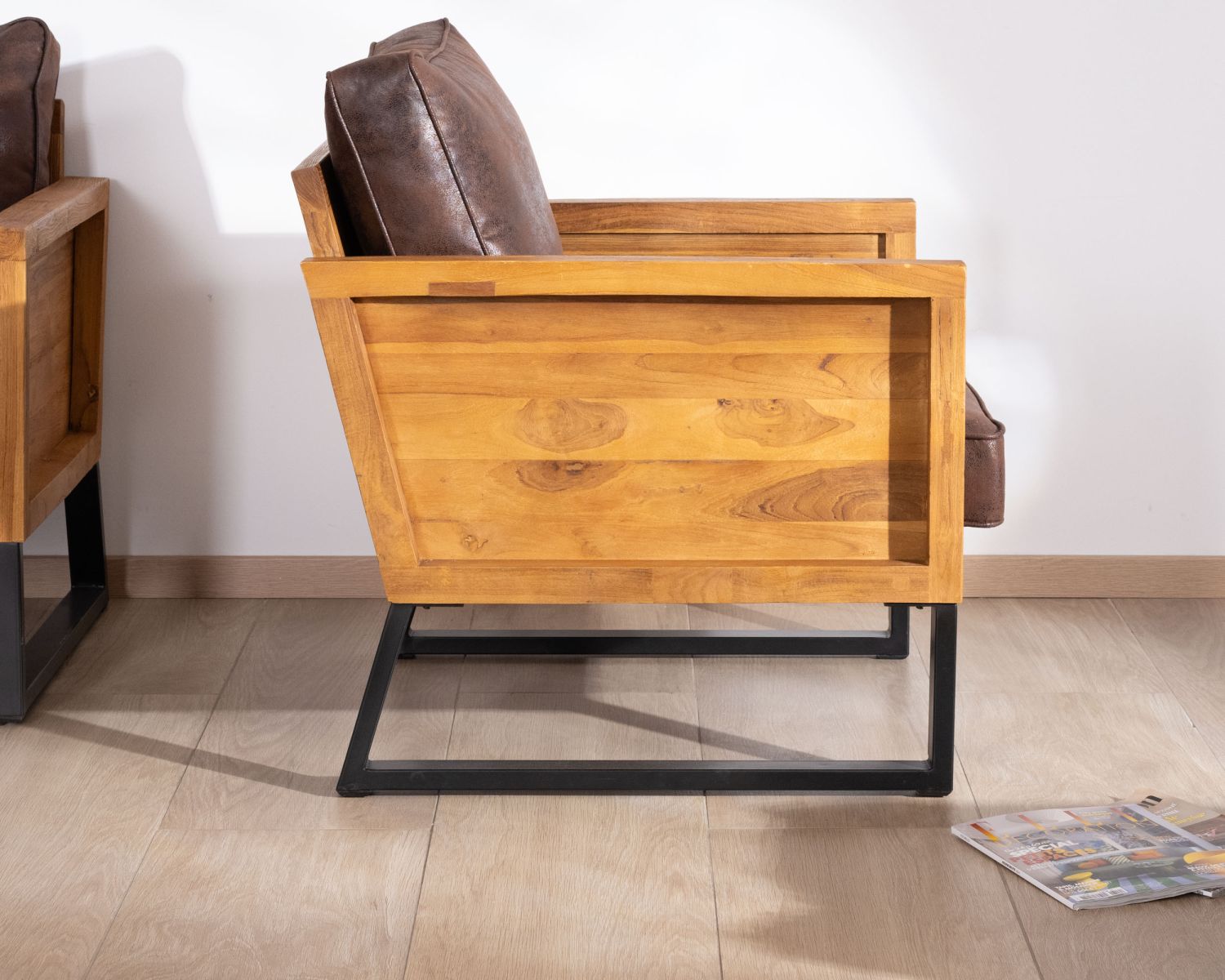 Poltrona club "Roster" in teak e tessuto effetto pelle