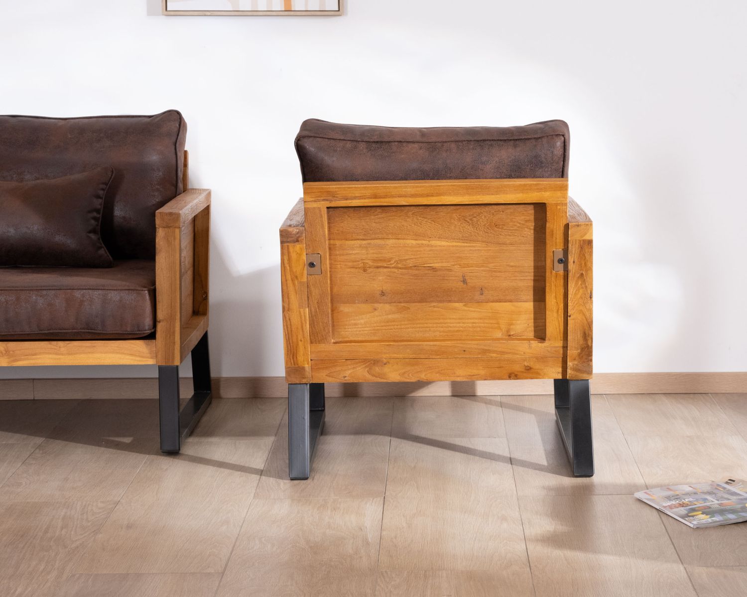 Poltrona club "Roster" in teak e tessuto effetto pelle