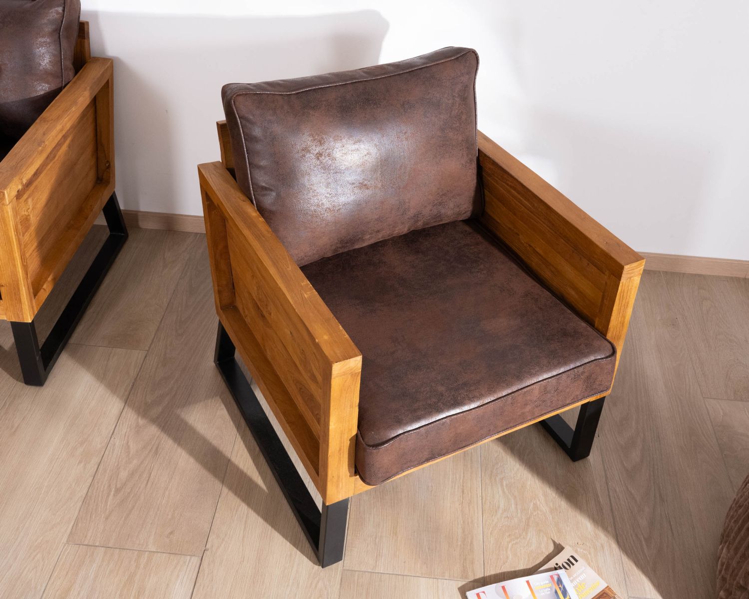 Poltrona club "Roster" in teak e tessuto effetto pelle