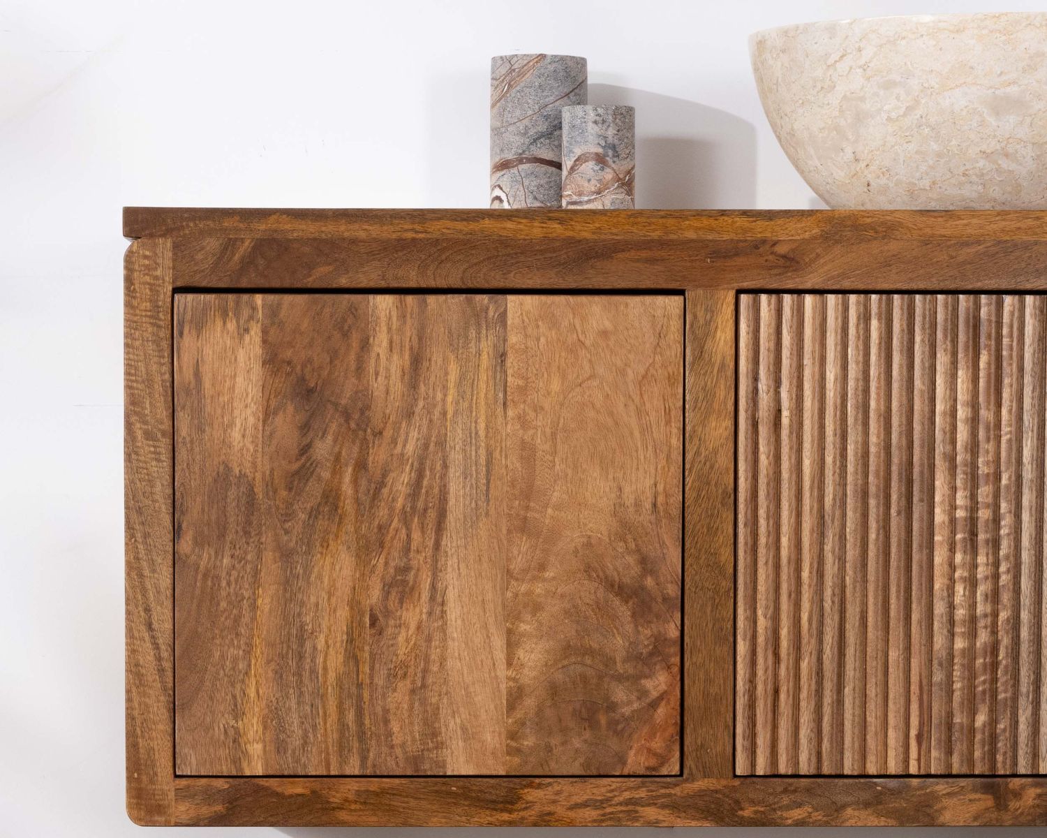 Mobiletto sospeso "Nani" da 140 cm in mango scuro con frontali bi-testurizzati