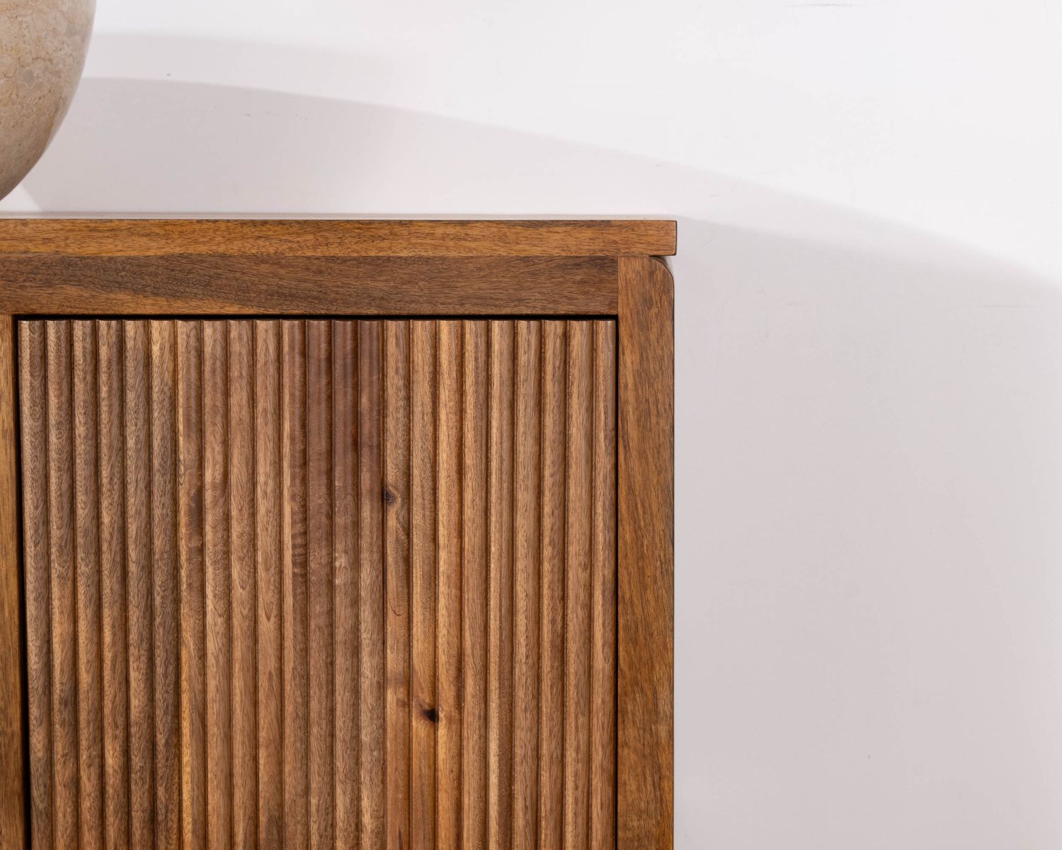 Mobiletto sospeso "Nani" da 140 cm in mango scuro con frontali bi-testurizzati