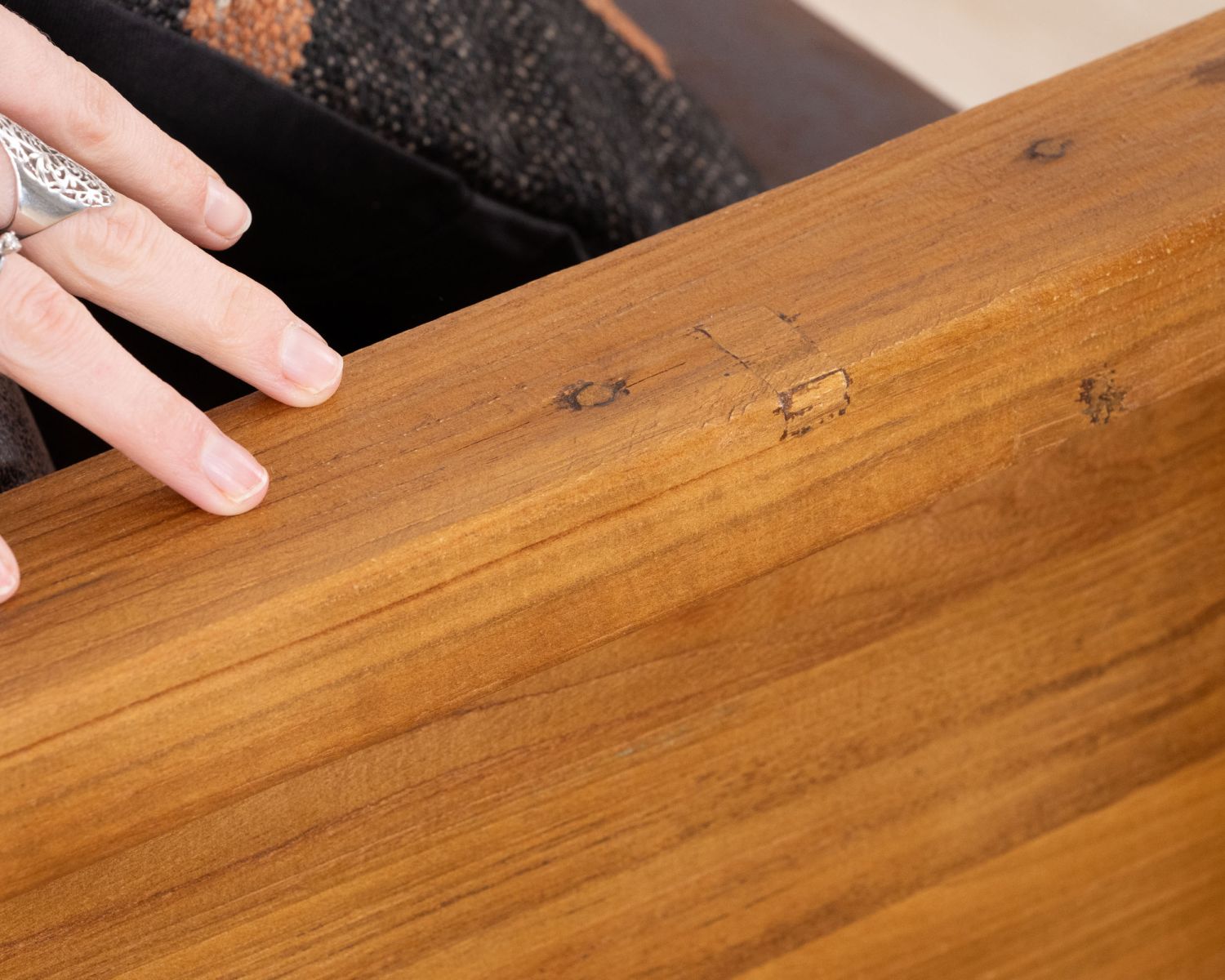 Divano a 2 posti "Roster" in legno di teak e tessuto in similpelle avana