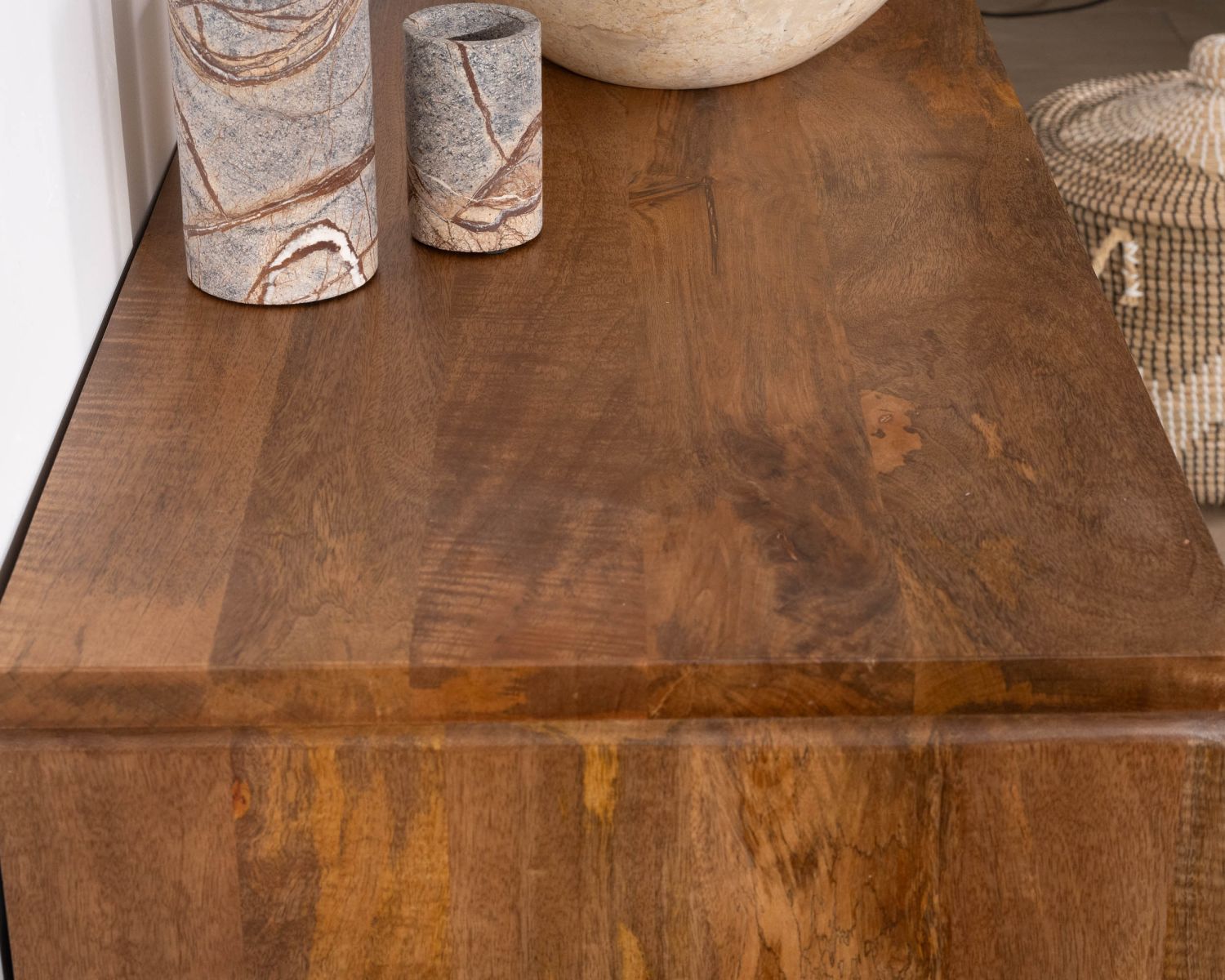 Mobiletto sospeso "Nani" da 140 cm in mango scuro con frontali bi-testurizzati