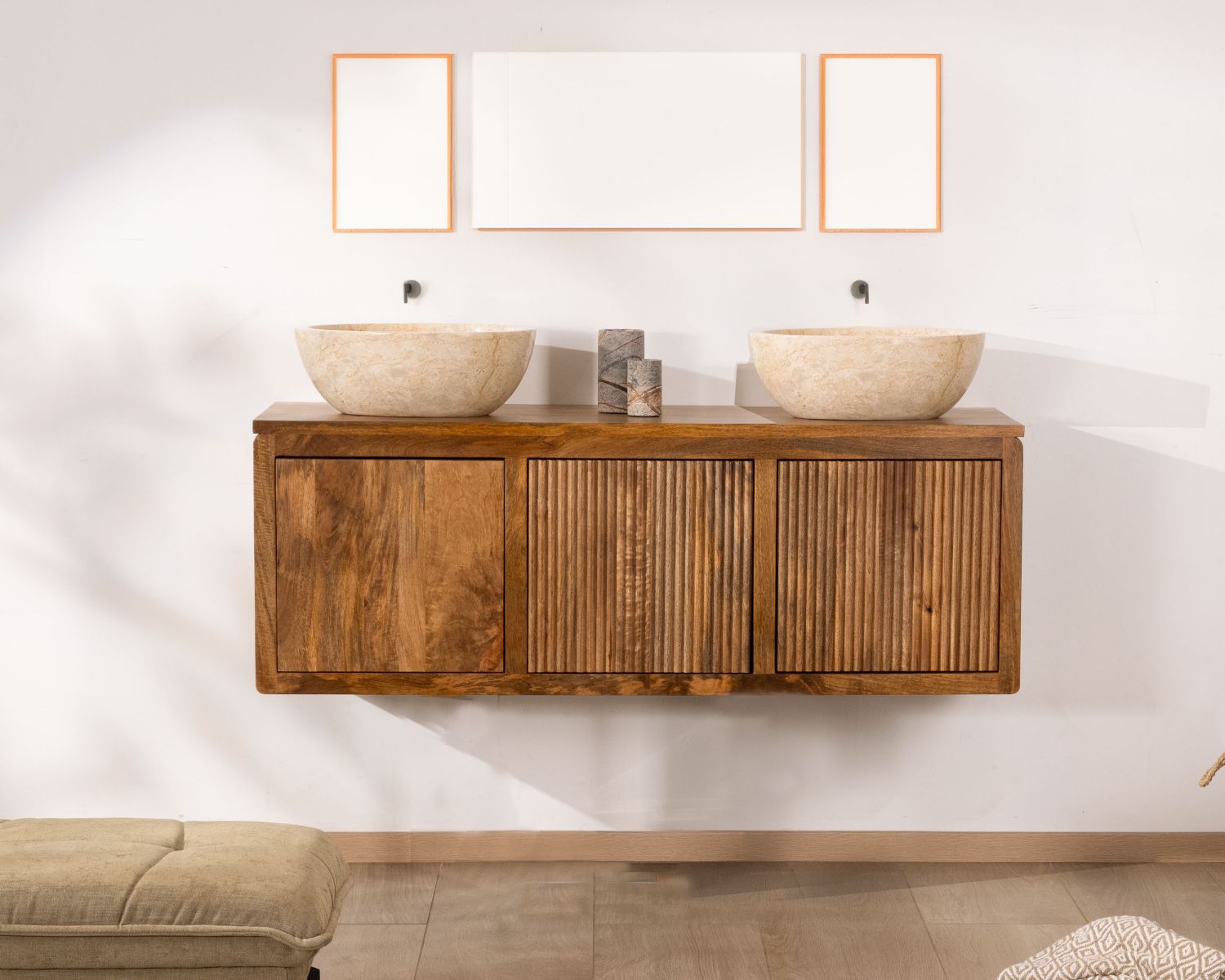 Mobiletto sospeso "Nani" da 140 cm in mango scuro con frontali bi-testurizzati