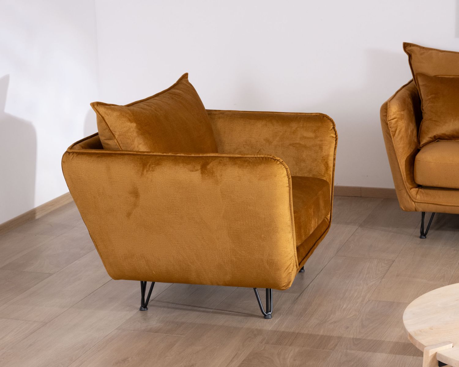 Poltrona ultraconfortevole "Hasting" in tessuto ocra vintage e metallo