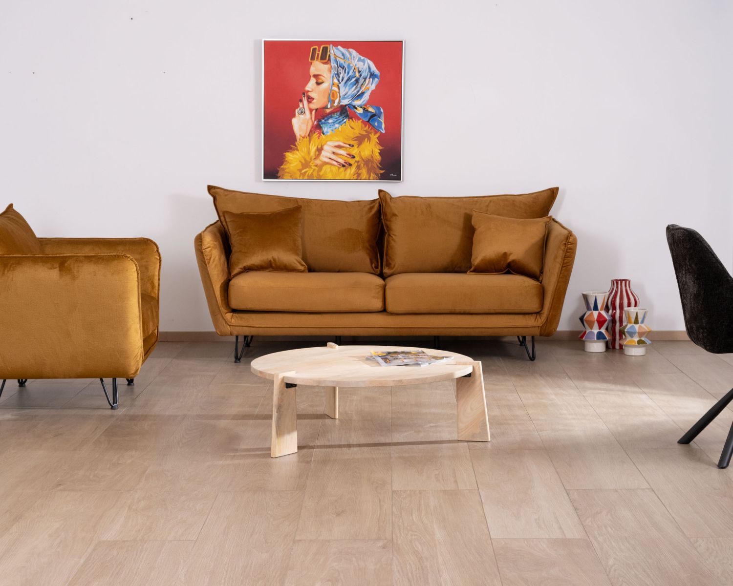 Divano a 3 posti "Hasting" ocra con gambe in metallo e tocco di velluto