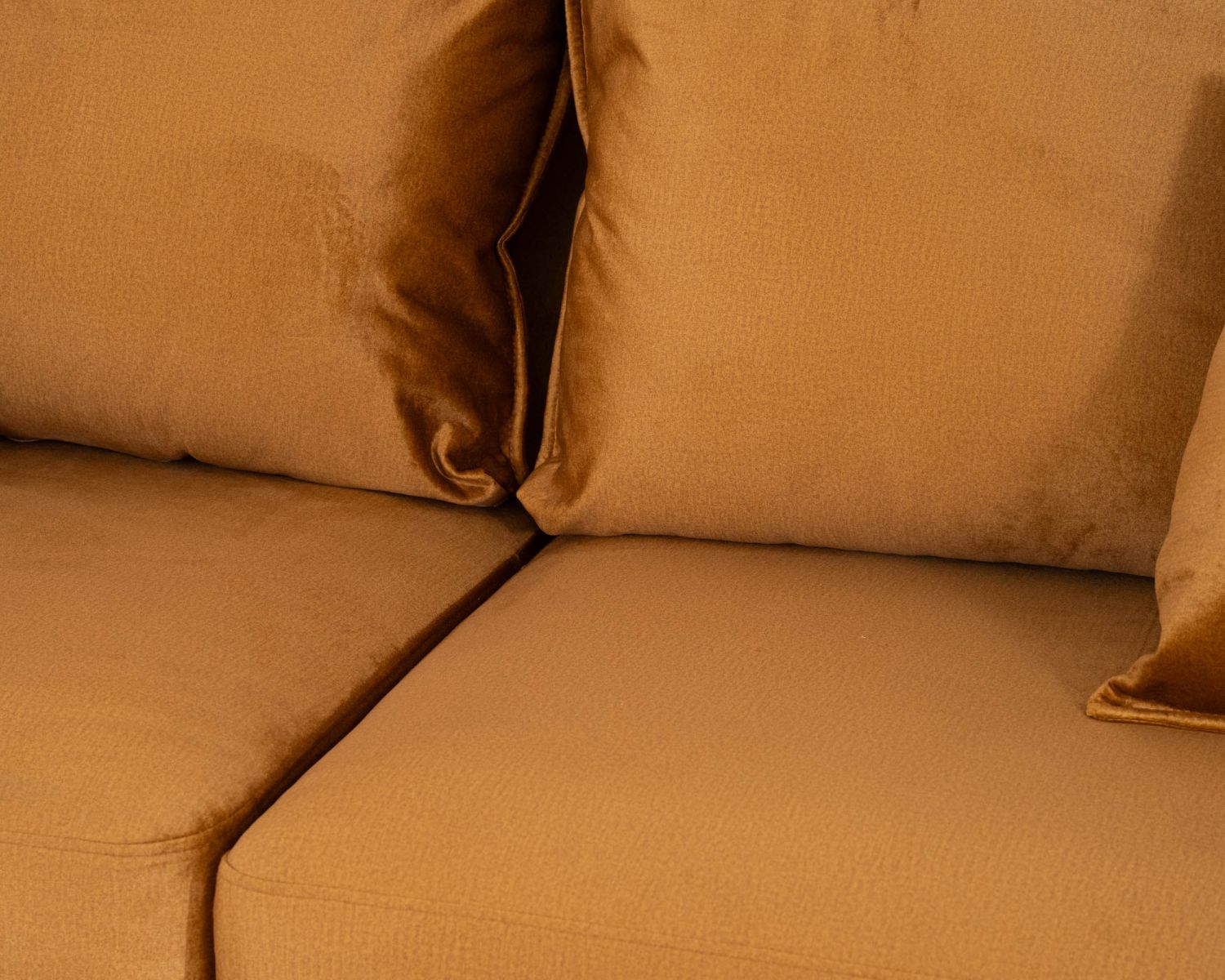 Divano a 3 posti "Hasting" ocra con gambe in metallo e tocco di velluto