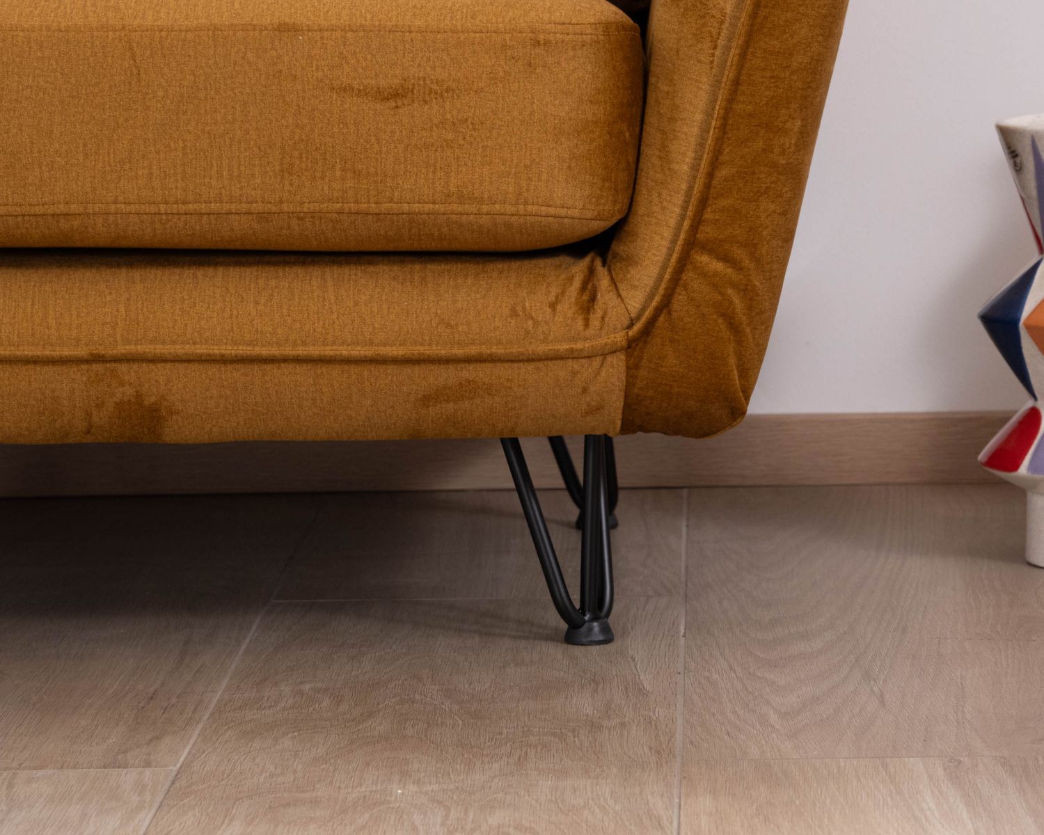 Poltrona ultraconfortevole "Hasting" in tessuto ocra vintage e metallo