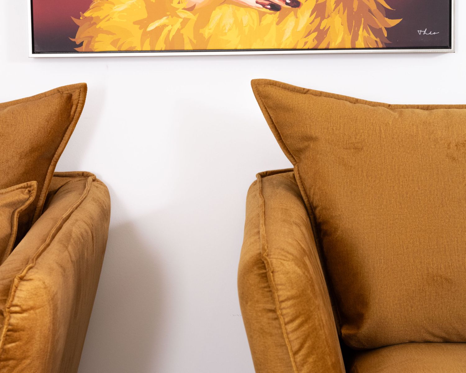 Divano a 3 posti "Hasting" ocra con gambe in metallo e tocco di velluto