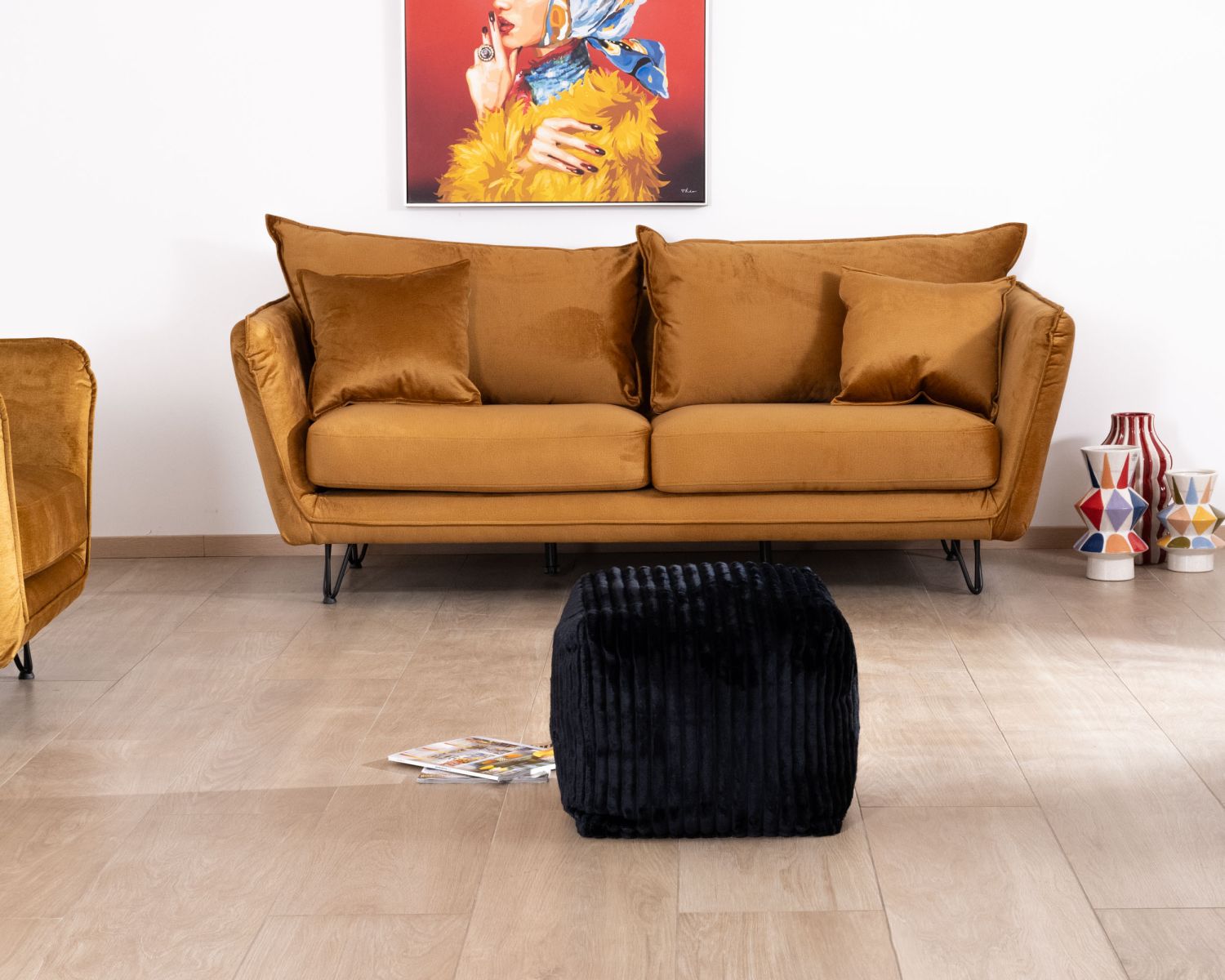 Divano a 3 posti "Hasting" ocra con gambe in metallo e tocco di velluto