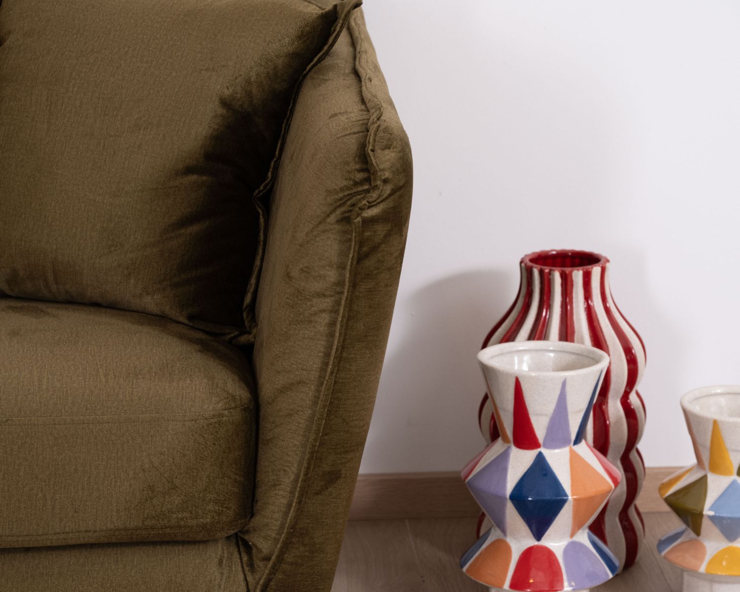 Divano a 3 posti "Hasting" ultra-confortevole in morbido tessuto kaki e gambe in metallo