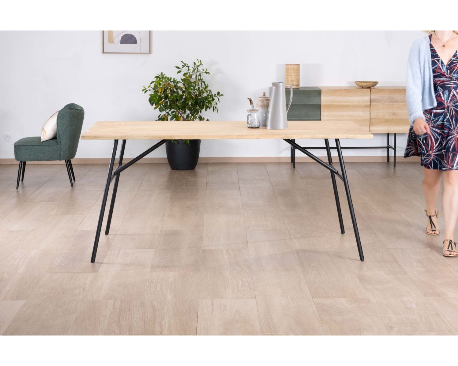 Elegante tavolo da pranzo in stile japandi "Elegancy" con piano in legno e gambe in metallo