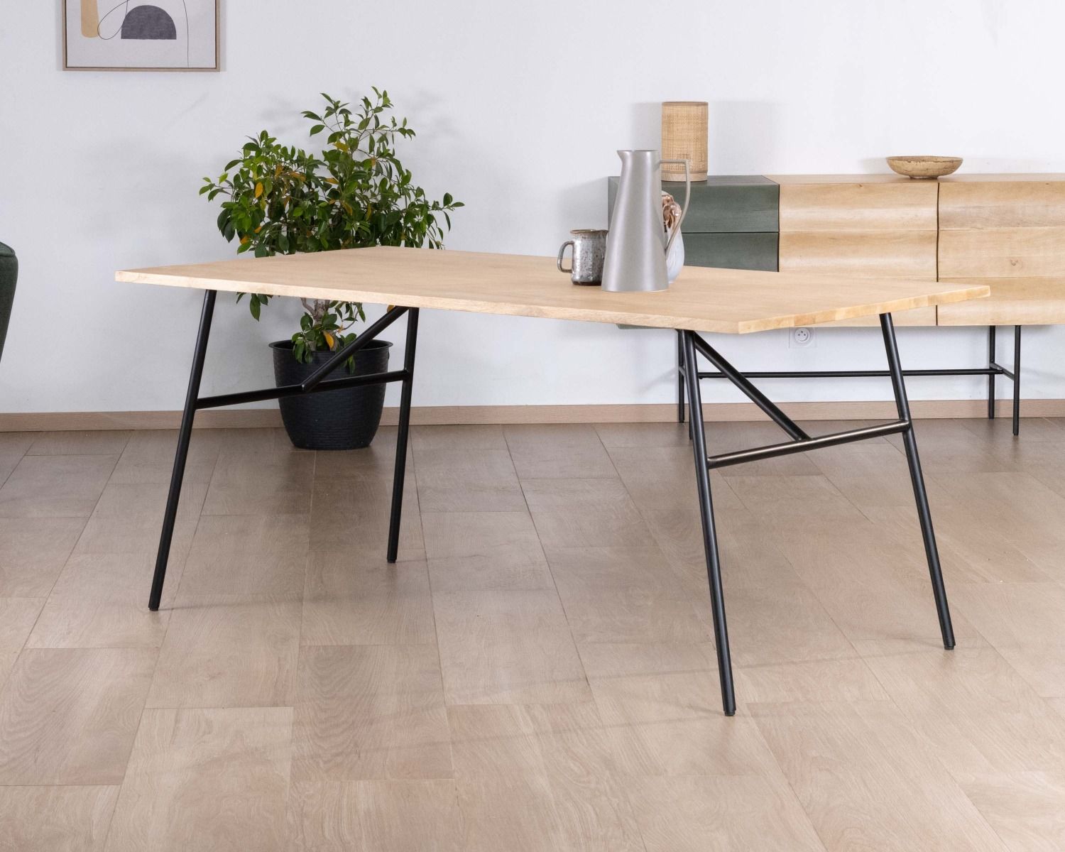 Elegante tavolo da pranzo in stile japandi "Elegancy" con piano in legno e gambe in metallo