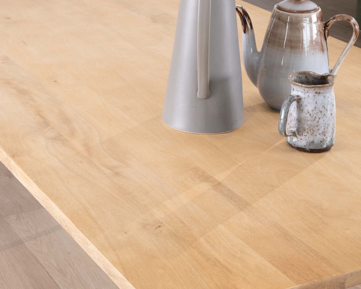 Elegante tavolo da pranzo in stile japandi "Elegancy" con piano in legno e gambe in metallo