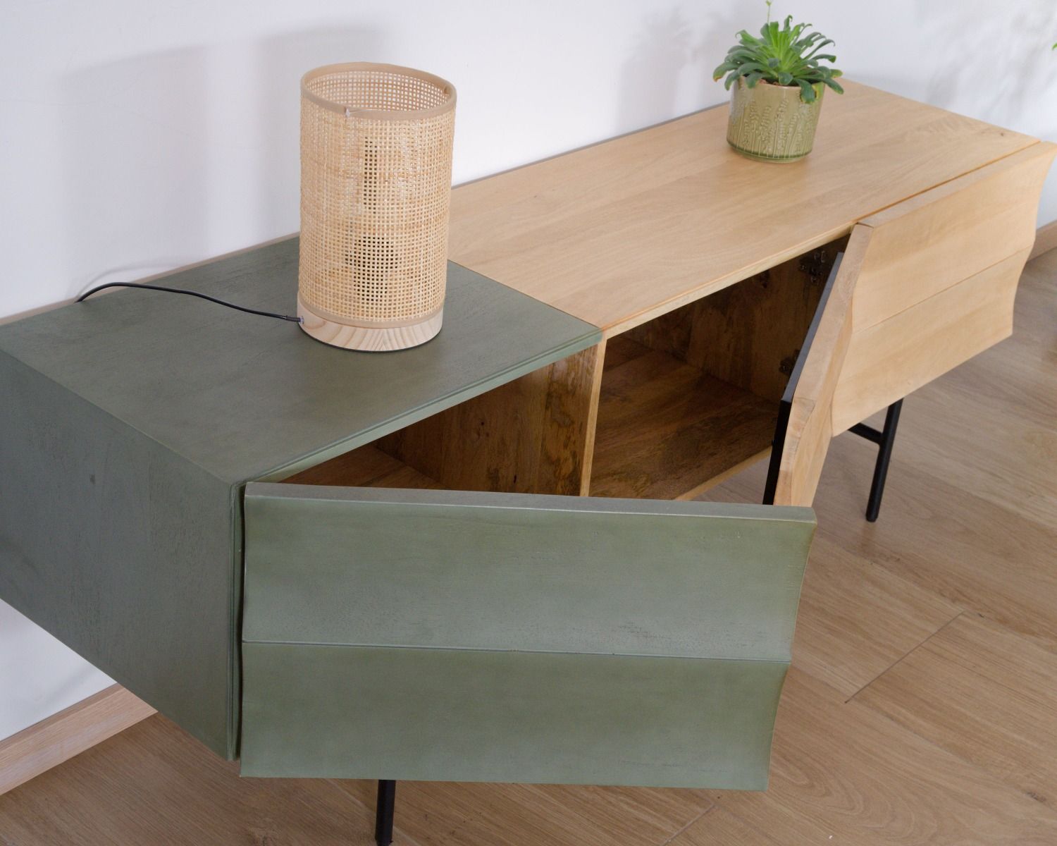 Porta TV di design "Elegancy" da 150 cm in legno bicolore e metallo nero