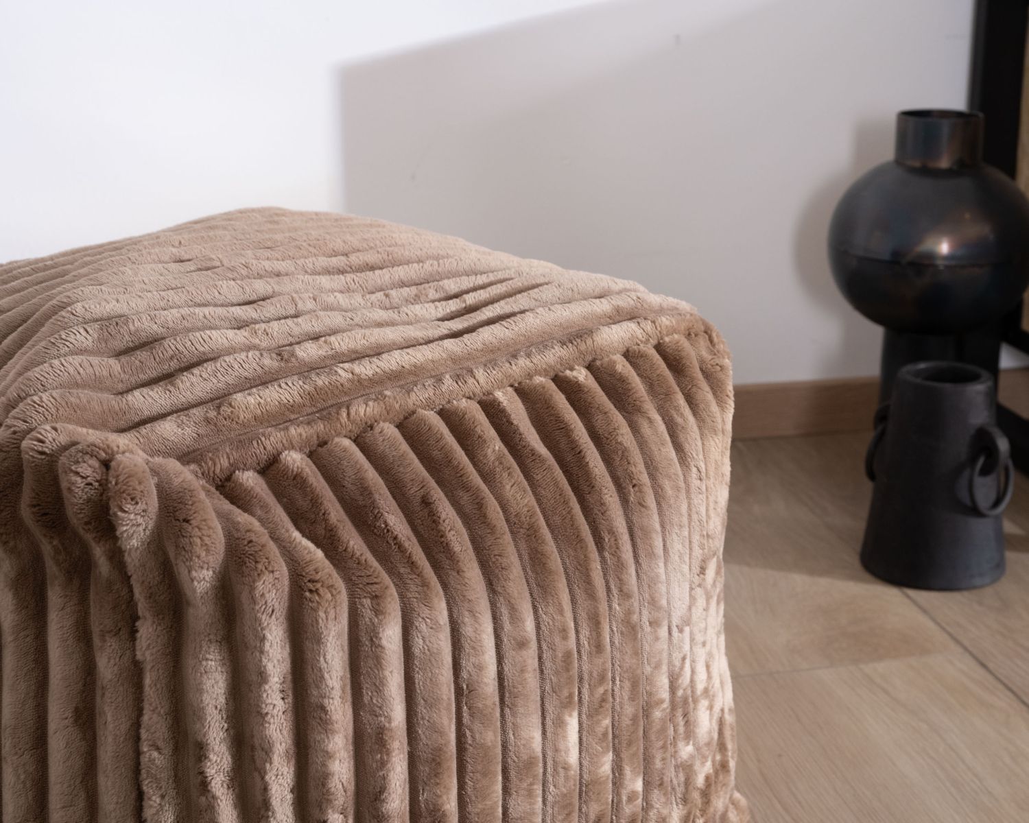 Pouf quadrato piccolo "Lizard" in velluto cammello