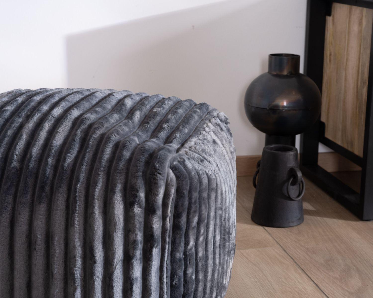 Pouf cubico piccolo "Lizard" in velluto a coste grigio bluastro