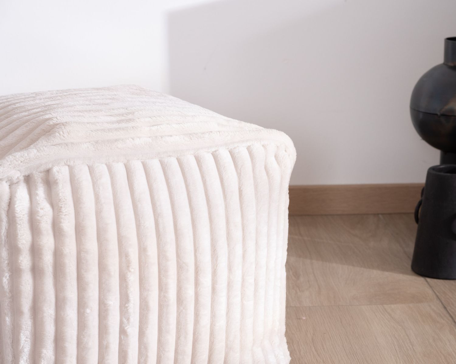 Pouf a cubo in velluto bianco "Lizard"