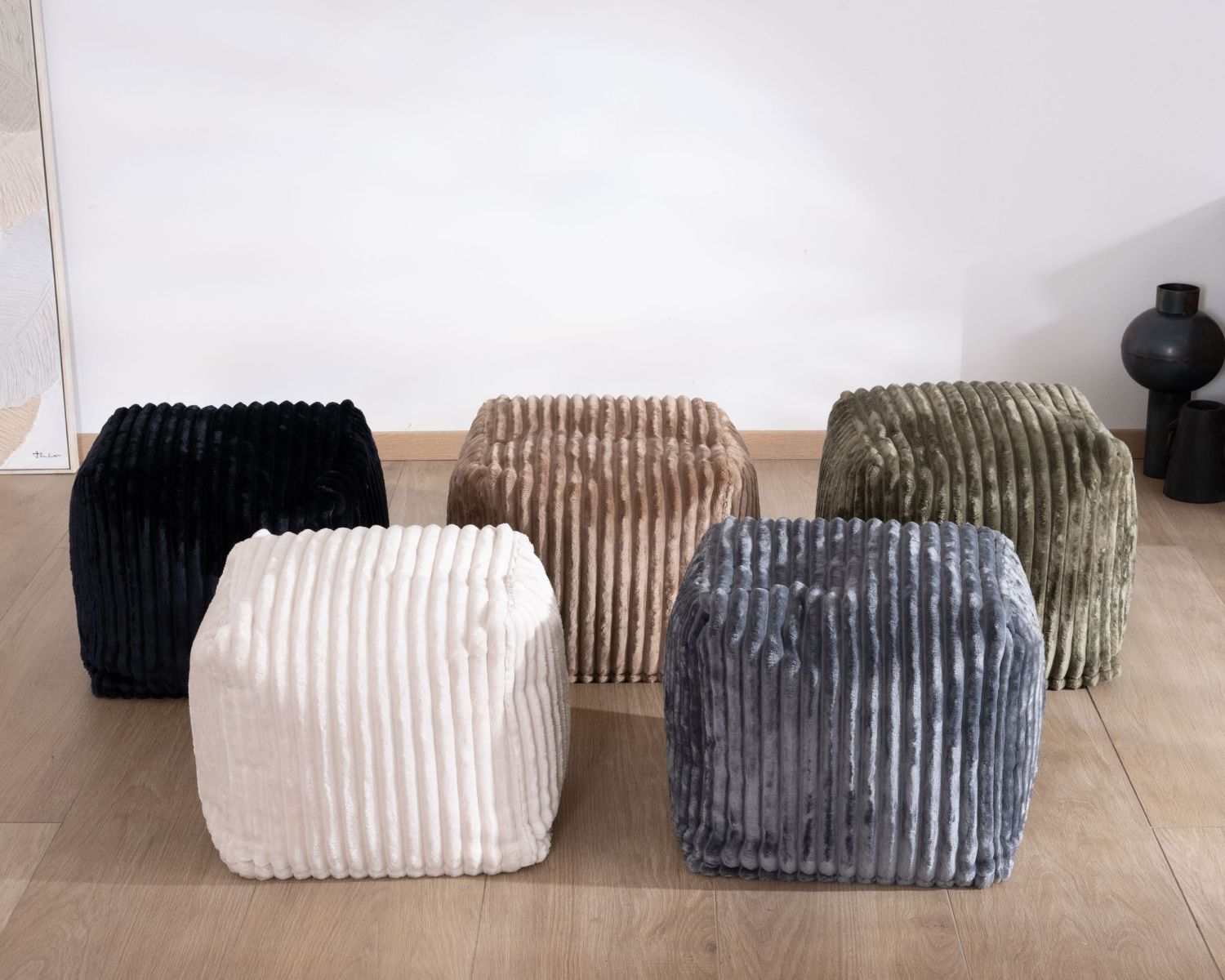 Pouf quadrato in velluto a coste "Lizard" color antracite dal sapore accogliente e chic