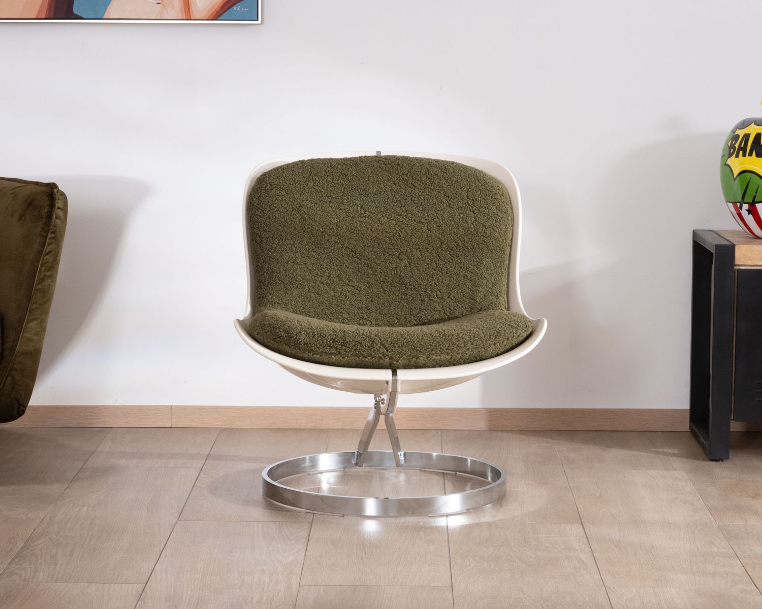 Poltrona design "AstroPop" con scocca in plexiglass e tessuto bouclette verde kaki