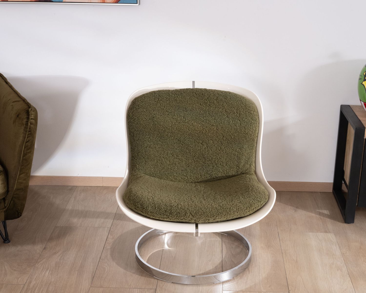 Poltrona design "AstroPop" con scocca in plexiglass e tessuto bouclette verde kaki