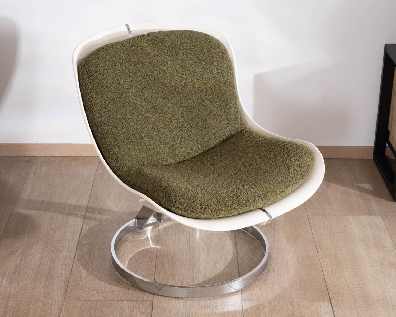 Poltrona design "AstroPop" con scocca in plexiglass e tessuto bouclette verde kaki