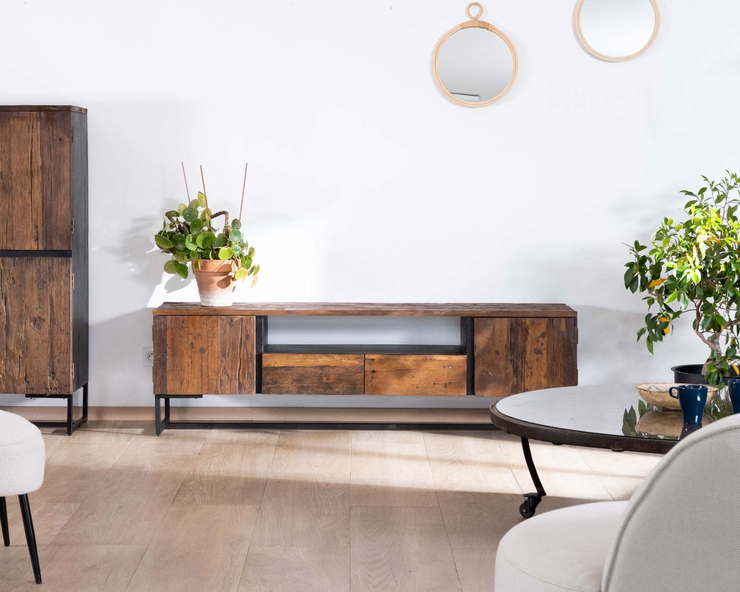 Porta TV industriale "Cachou Chic" 175 cm in acacia e metallo nero