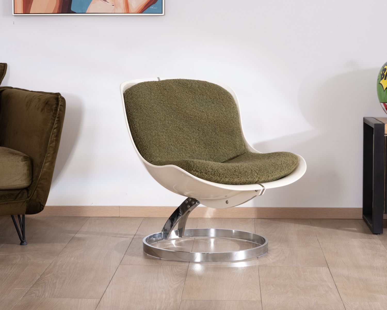 Poltrona design "AstroPop" con scocca in plexiglass e tessuto bouclette verde kaki