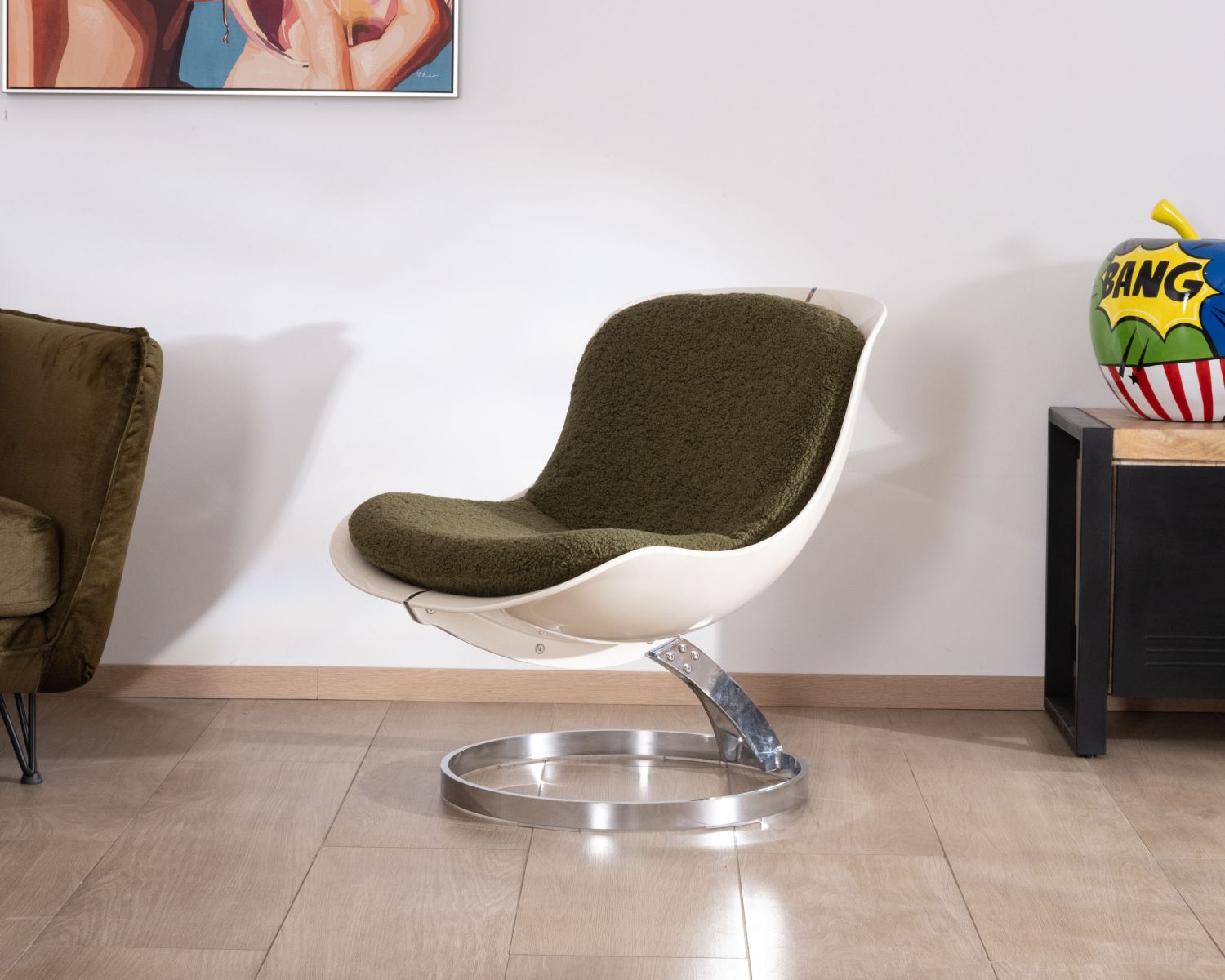 Poltrona design "AstroPop" con scocca in plexiglass e tessuto bouclette verde kaki