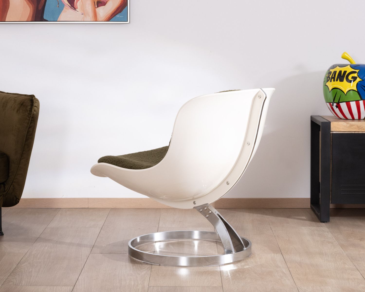 Poltrona design "AstroPop" con scocca in plexiglass e tessuto bouclette verde kaki