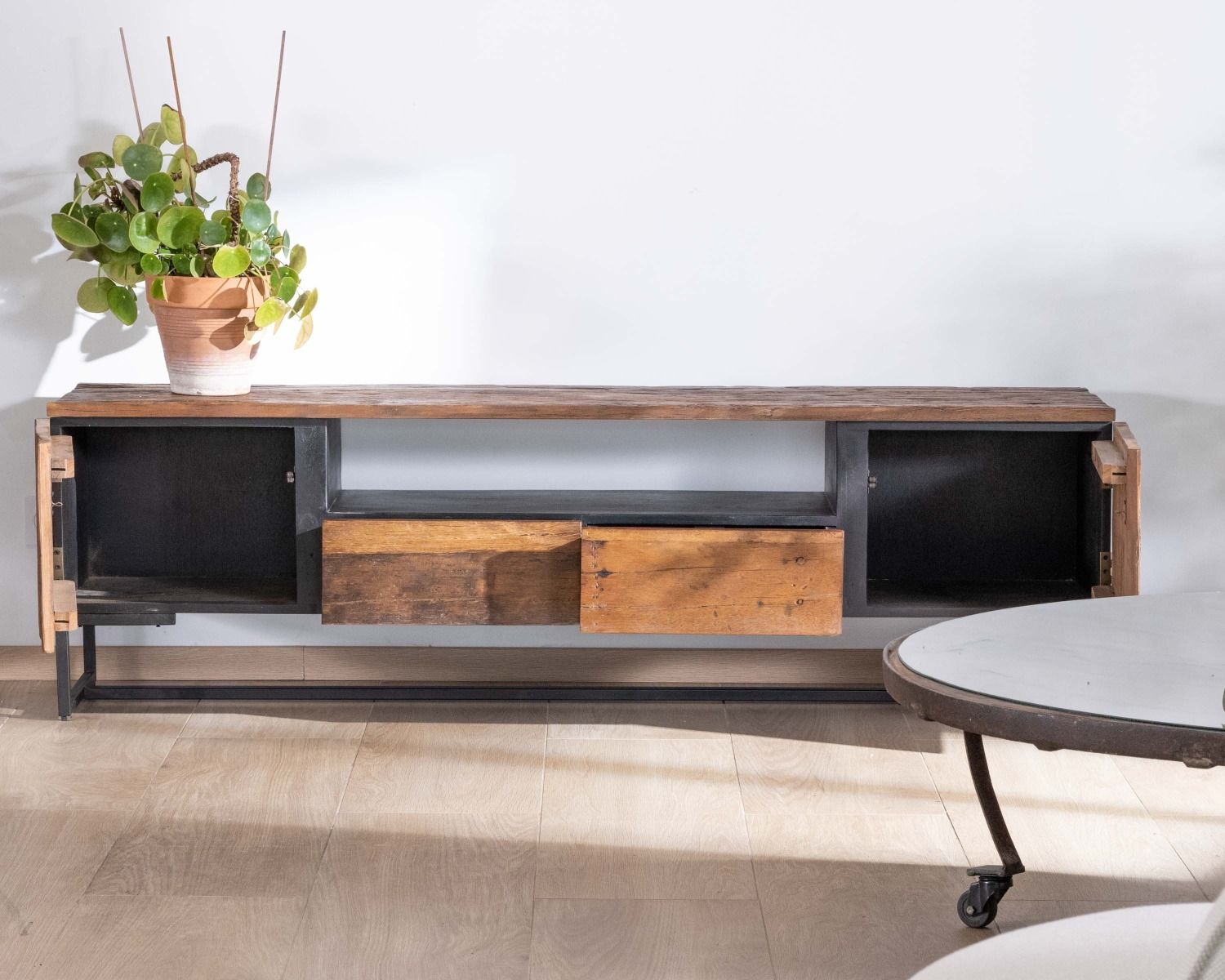 Porta TV industriale "Cachou Chic" 175 cm in acacia e metallo nero