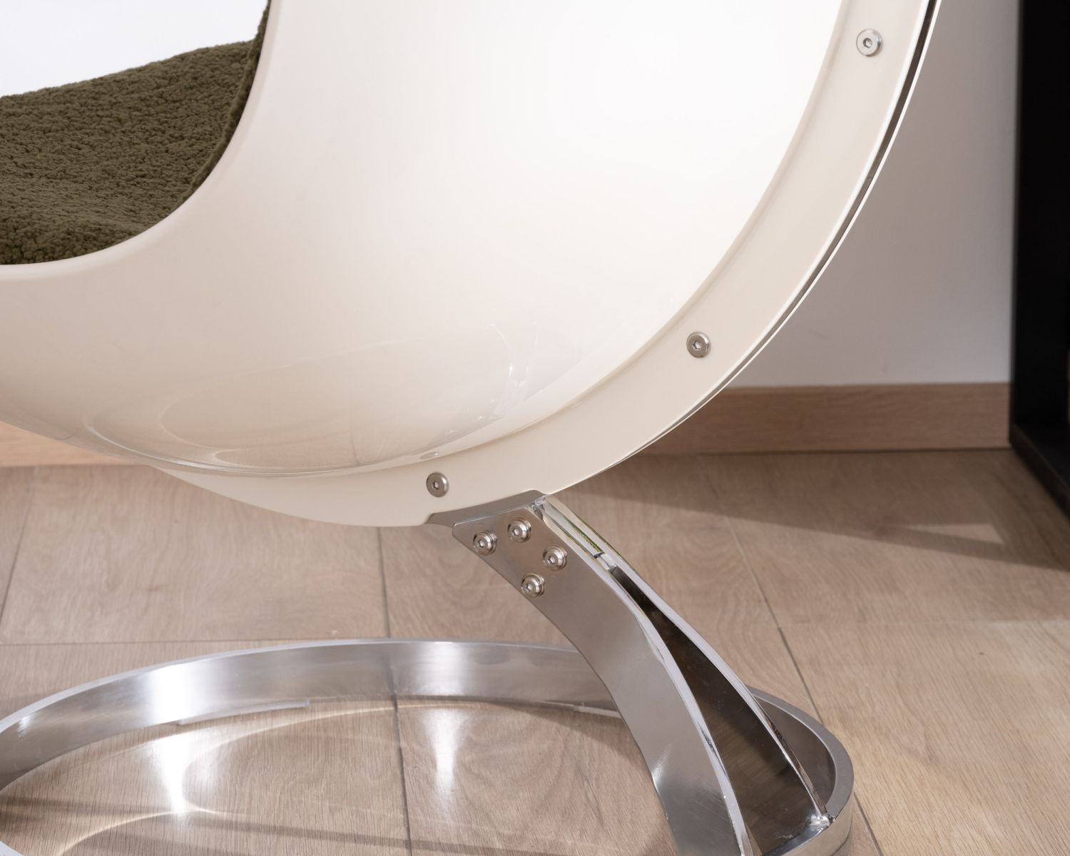 Poltrona design "AstroPop" con scocca in plexiglass e tessuto bouclette verde kaki