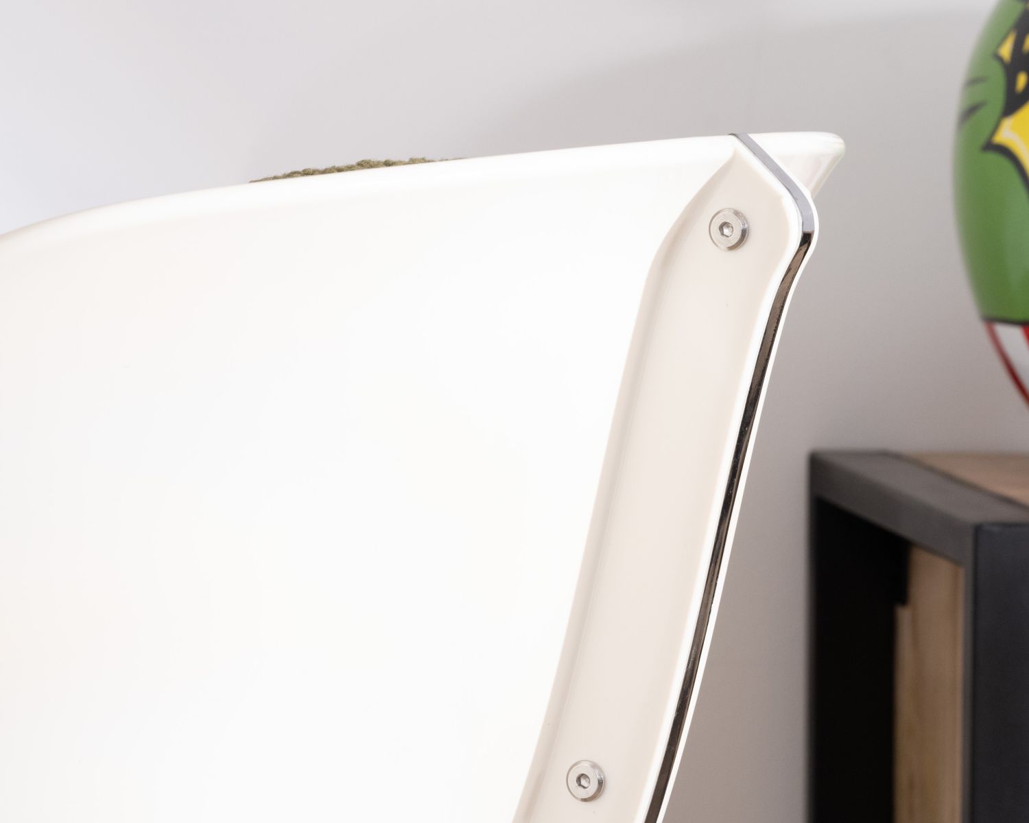 Poltrona design "AstroPop" con scocca in plexiglass e tessuto bouclette verde kaki