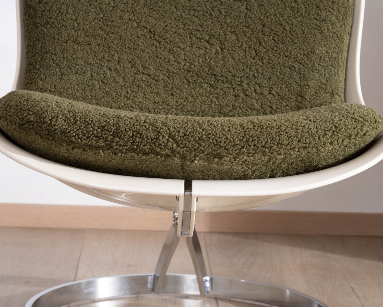 Poltrona design "AstroPop" con scocca in plexiglass e tessuto bouclette verde kaki