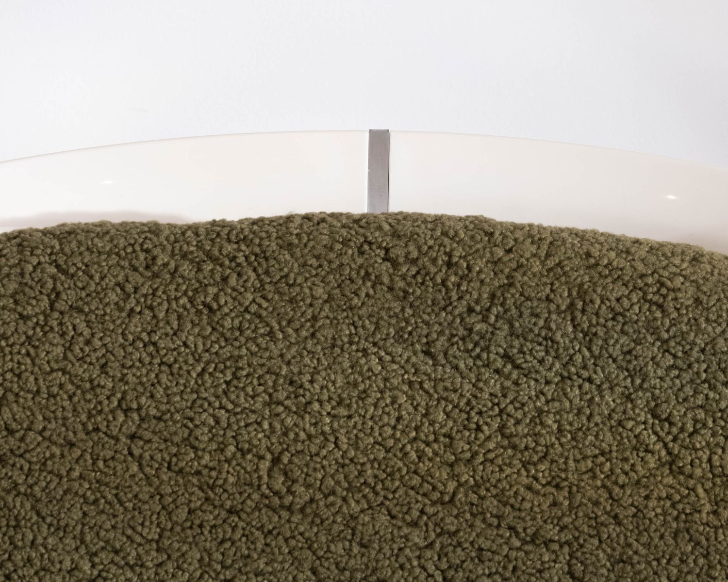 Poltrona design "AstroPop" con scocca in plexiglass e tessuto bouclette verde kaki