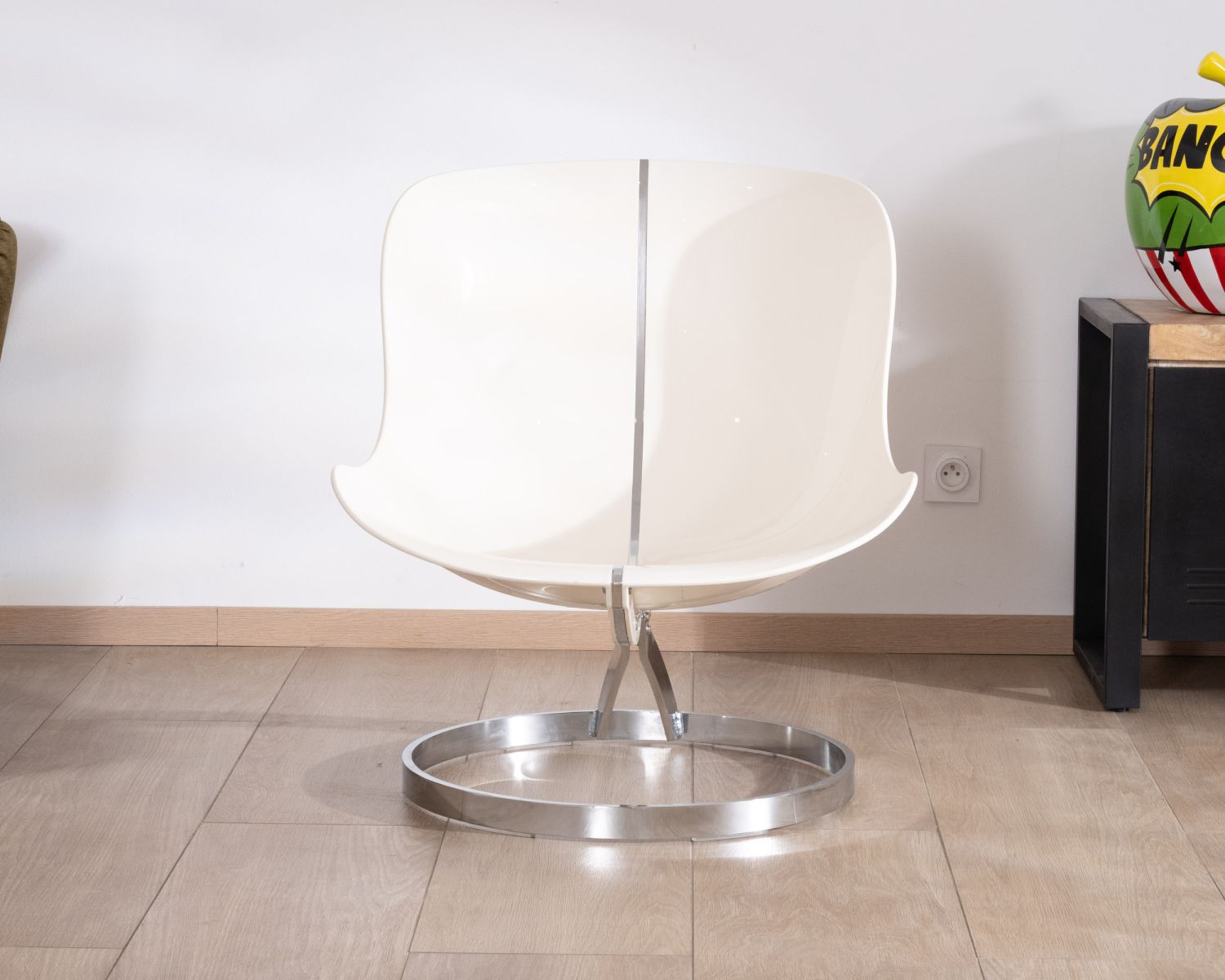 Poltrona design "AstroPop" con scocca in plexiglass e tessuto bouclette verde kaki