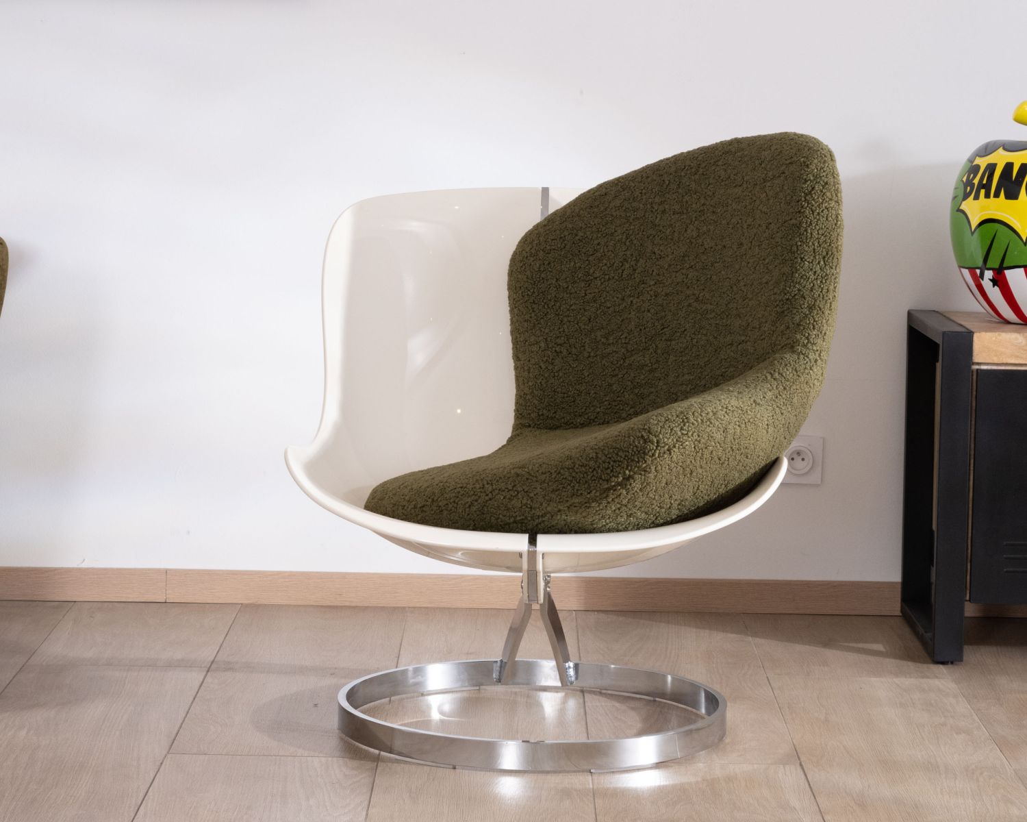 Poltrona design "AstroPop" con scocca in plexiglass e tessuto bouclette verde kaki