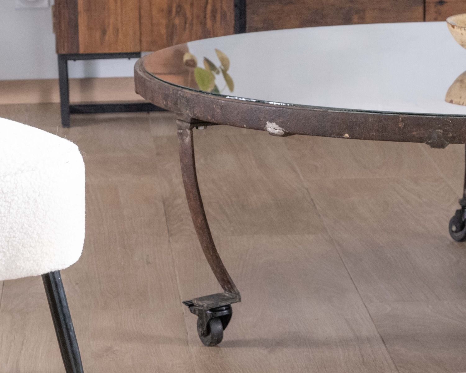 Tavolino rotondo in legno riciclato e piano in vetro con gambe "Nepalaise" in metallo