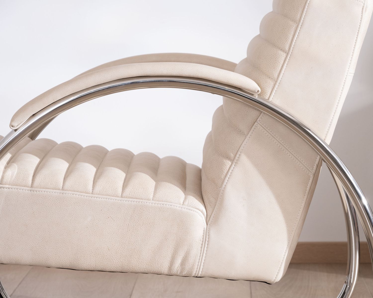 Sedia lounge retrò "AstroPop" in pelle bianca e acciaio inossidabile