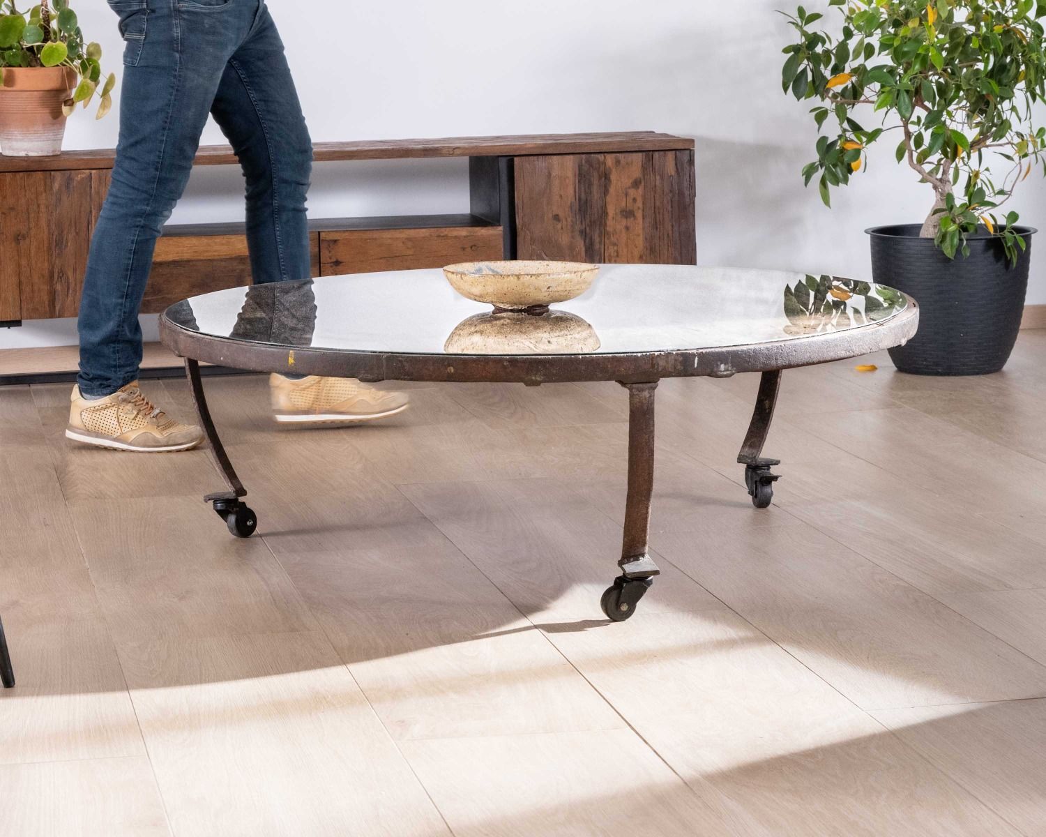 Tavolino rotondo in legno riciclato e piano in vetro con gambe "Nepalaise" in metallo