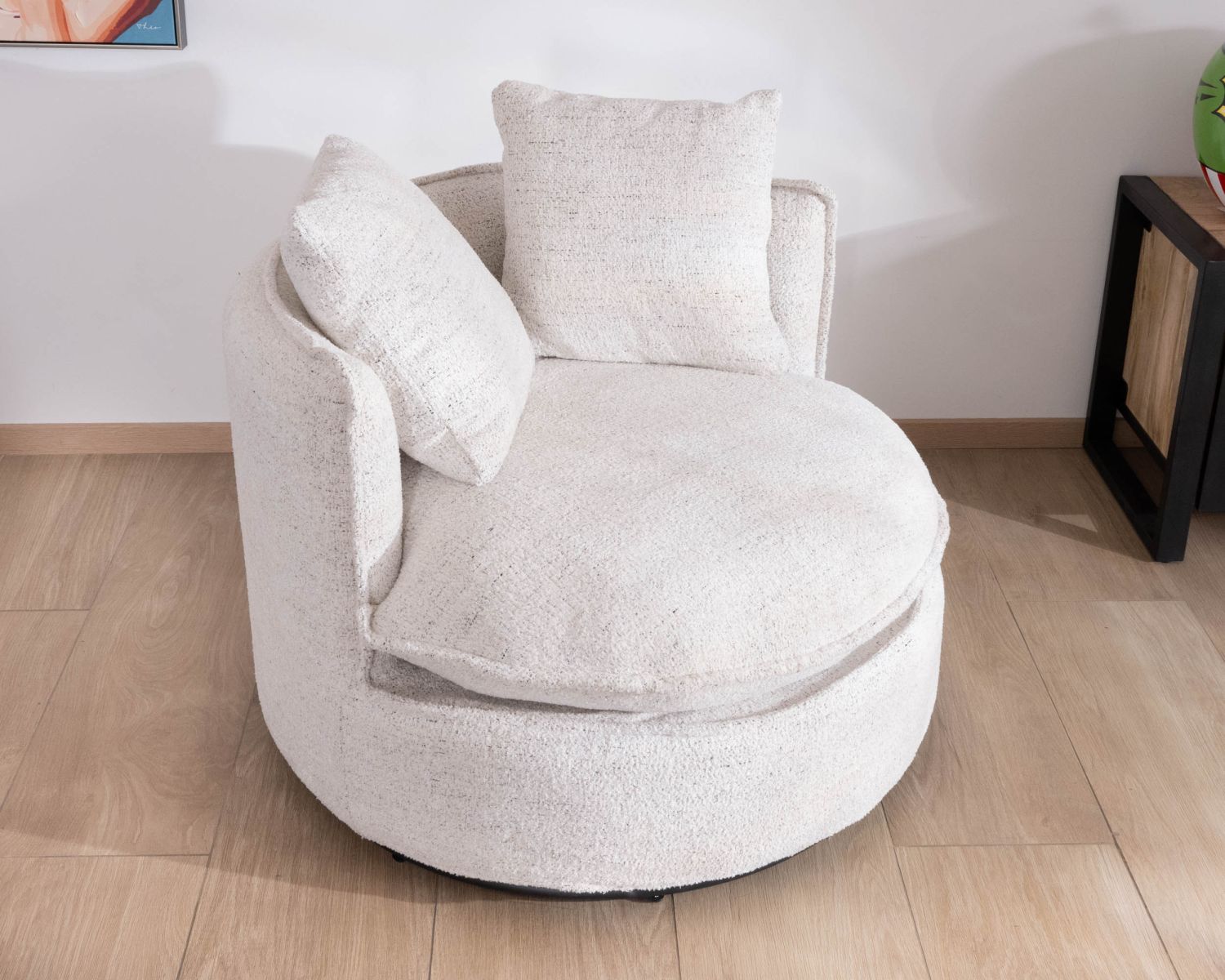 Poltrona girevole rotonda a 360° "CosyPop" in tessuto bouclette bianco screziato