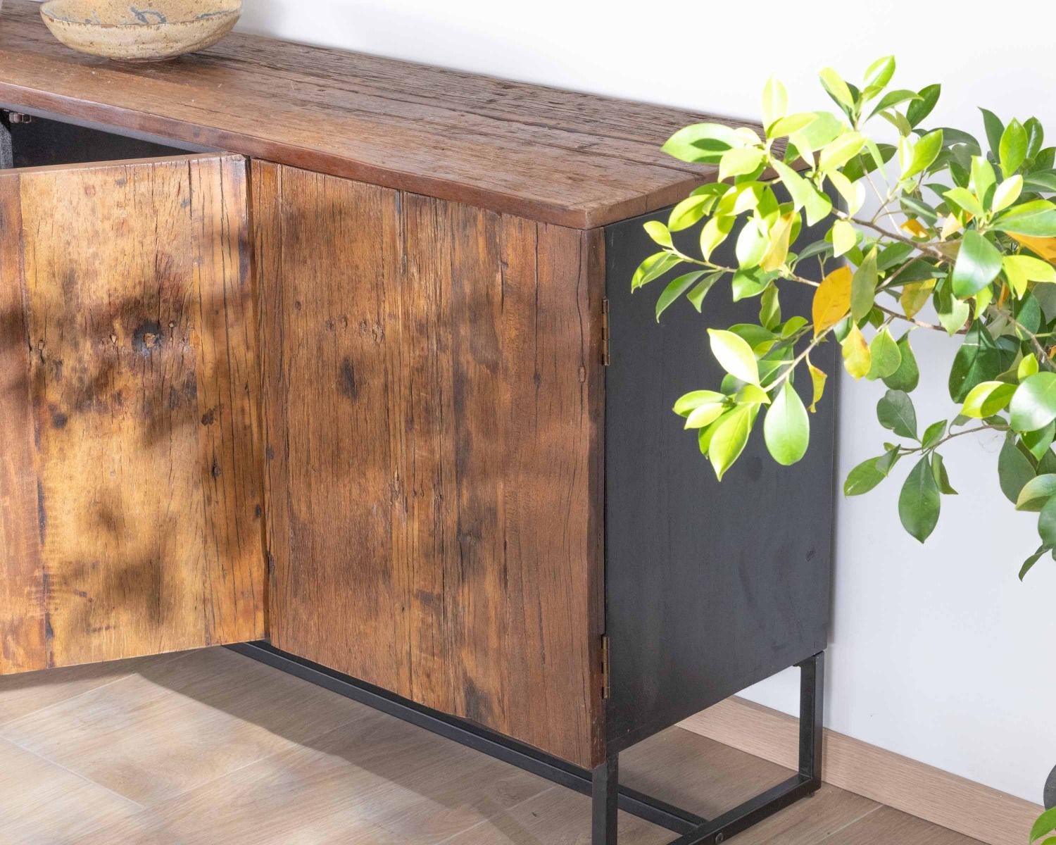 Credenza "Cachou chic" a 3 ante in acacia massiccia 150 cm